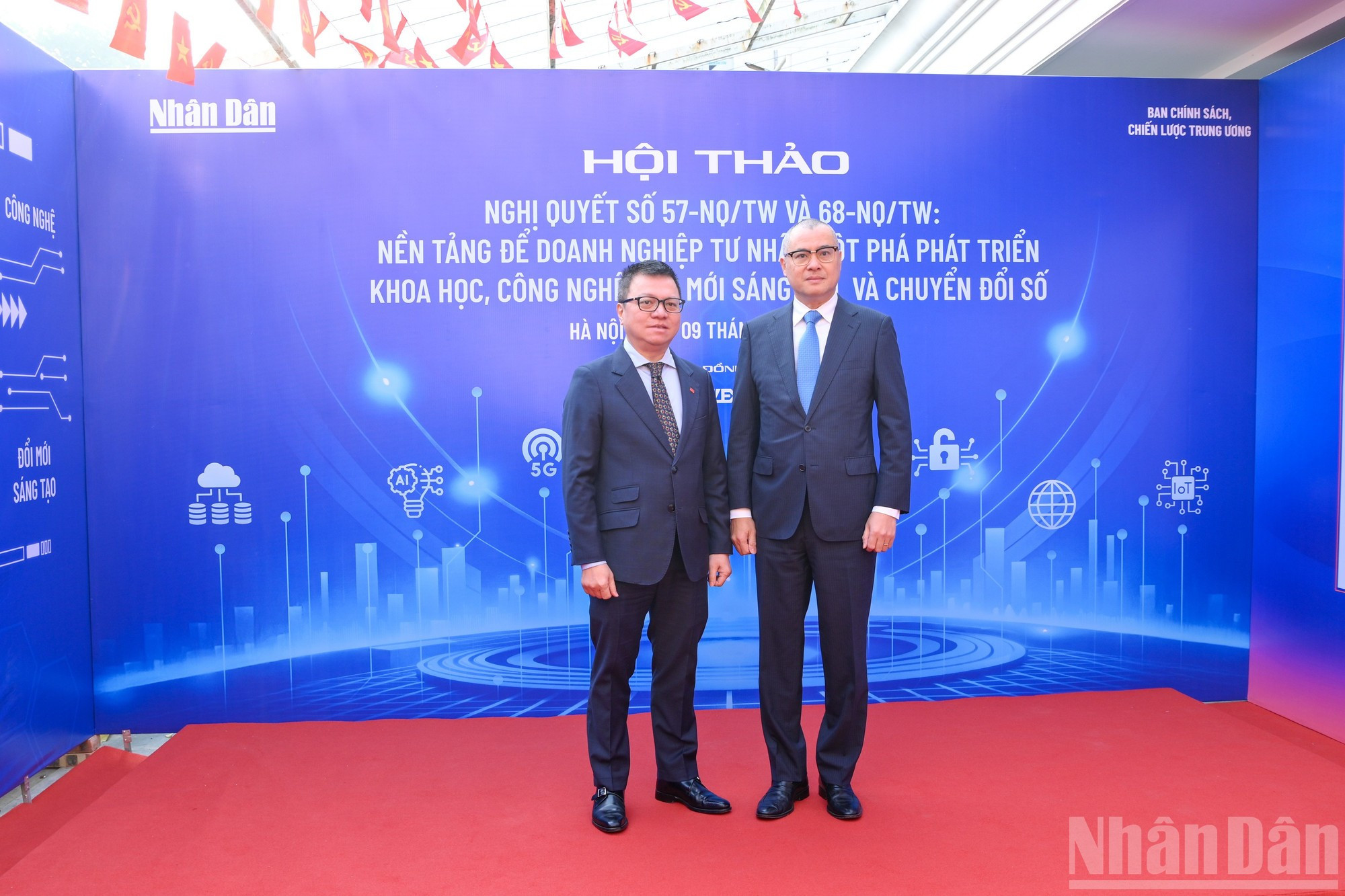 Le Quoc Minh, membre du Comité central du Parti, rédacteur en chef du journal Nhân Dân, président de l’Association des journalistes du Vietnam, et Pham Dai Duong, également membre du Comité central du Parti et chef adjoint de la Commission centrale des politiques et stratégies, ont présidé la séance d'ouverture.