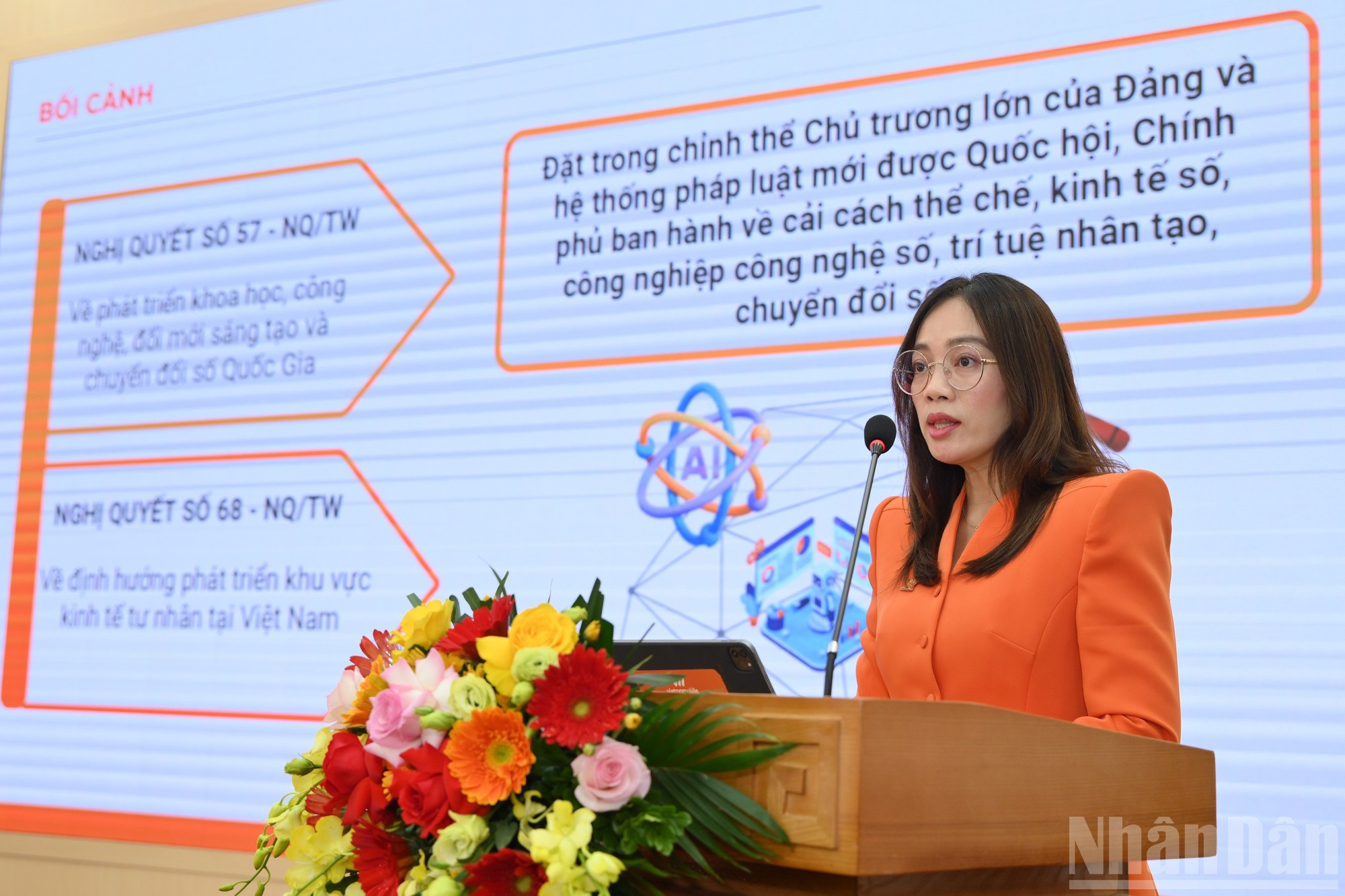 La docteure Nguyen Hien Phuong, directrice générale de Vietnamobile, a présenté le point de vue du secteur des télécommunications sur les défis numériques.
