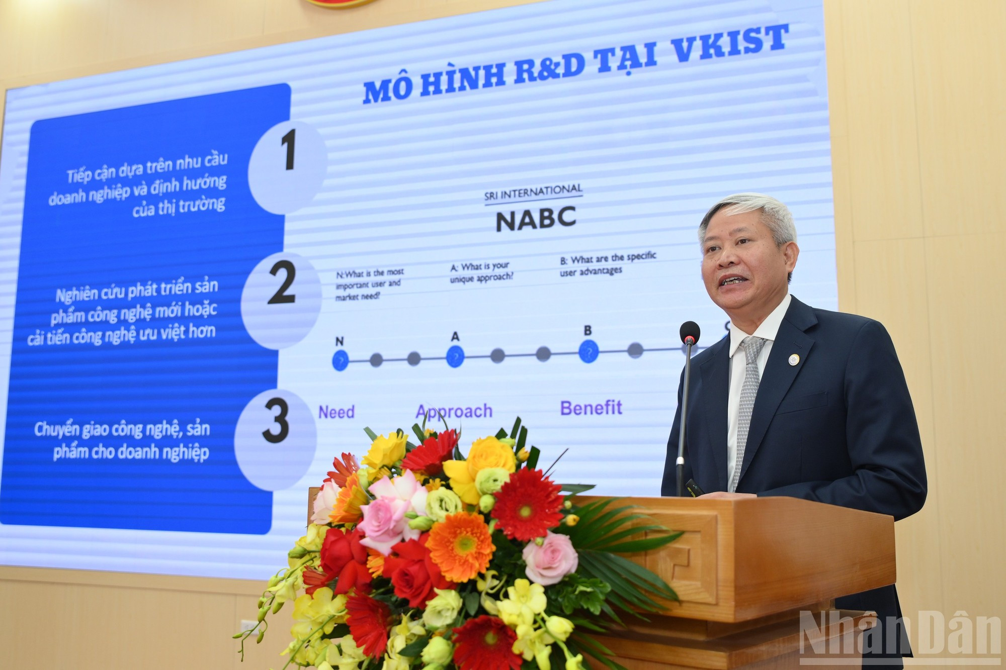 Le professeur associé Vu Duc Loi, directeur de l’Institut des sciences et technologies Vietnam-Corée (VKIST), a plaidé pour un cadre juridique cohérent et ouvert, permettant le partage des infrastructures scientifiques, notamment les laboratoires nationaux, tout en mobilisant efficacement les ressources nationales et internationales autour des résultats concrets.