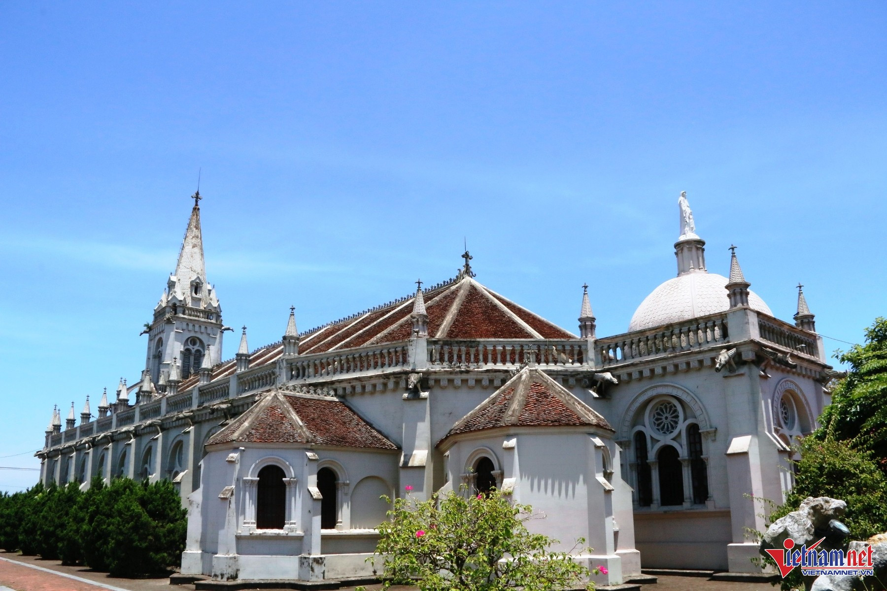 Vue arrière de l’église Ton Dao, soulignant la symétrie et l’élégance de l’architecture sacrée. 6-7721.jpg
