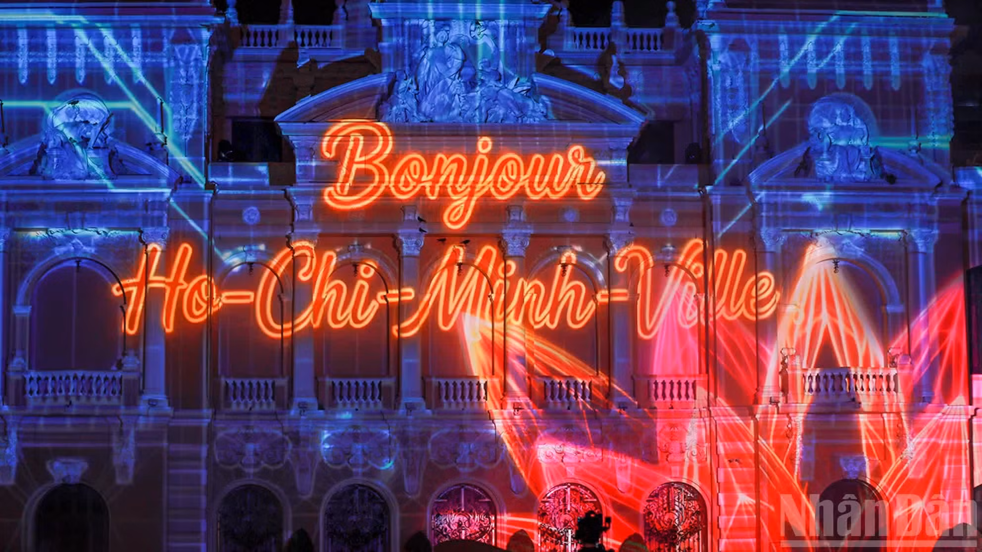 Des messages de bienvenue en plusieurs langues illustrent l'ouverture de Hô Chi Minh-Ville sur le monde tout en affirmant son attachement à son histoire.