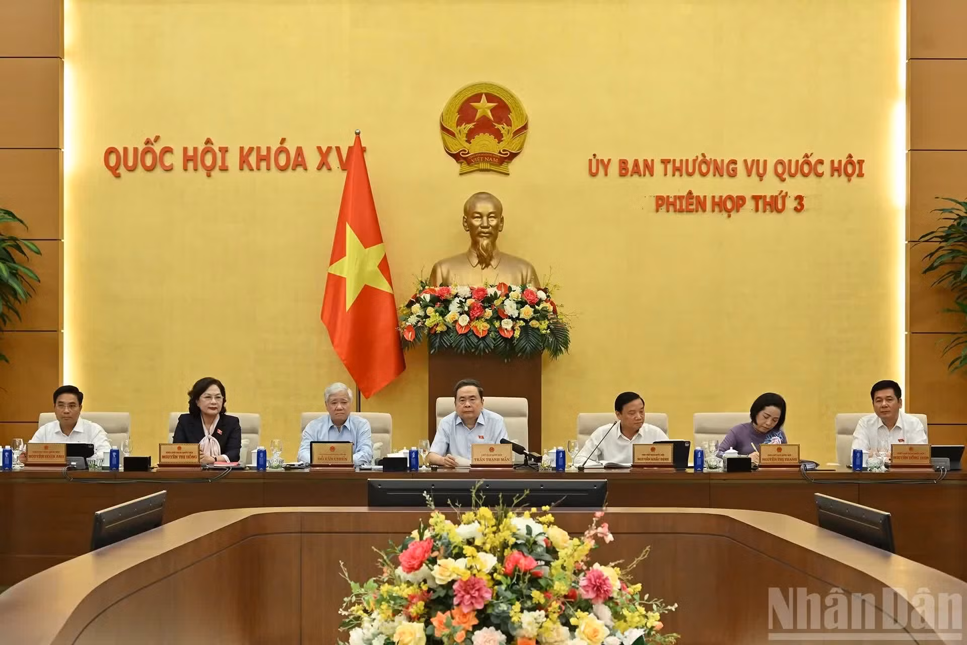 Le président de l’Assemblée nationale, Tran Thanh Man, et les vice-présidents de l’Assemblée nationale président et dirigent la séance.