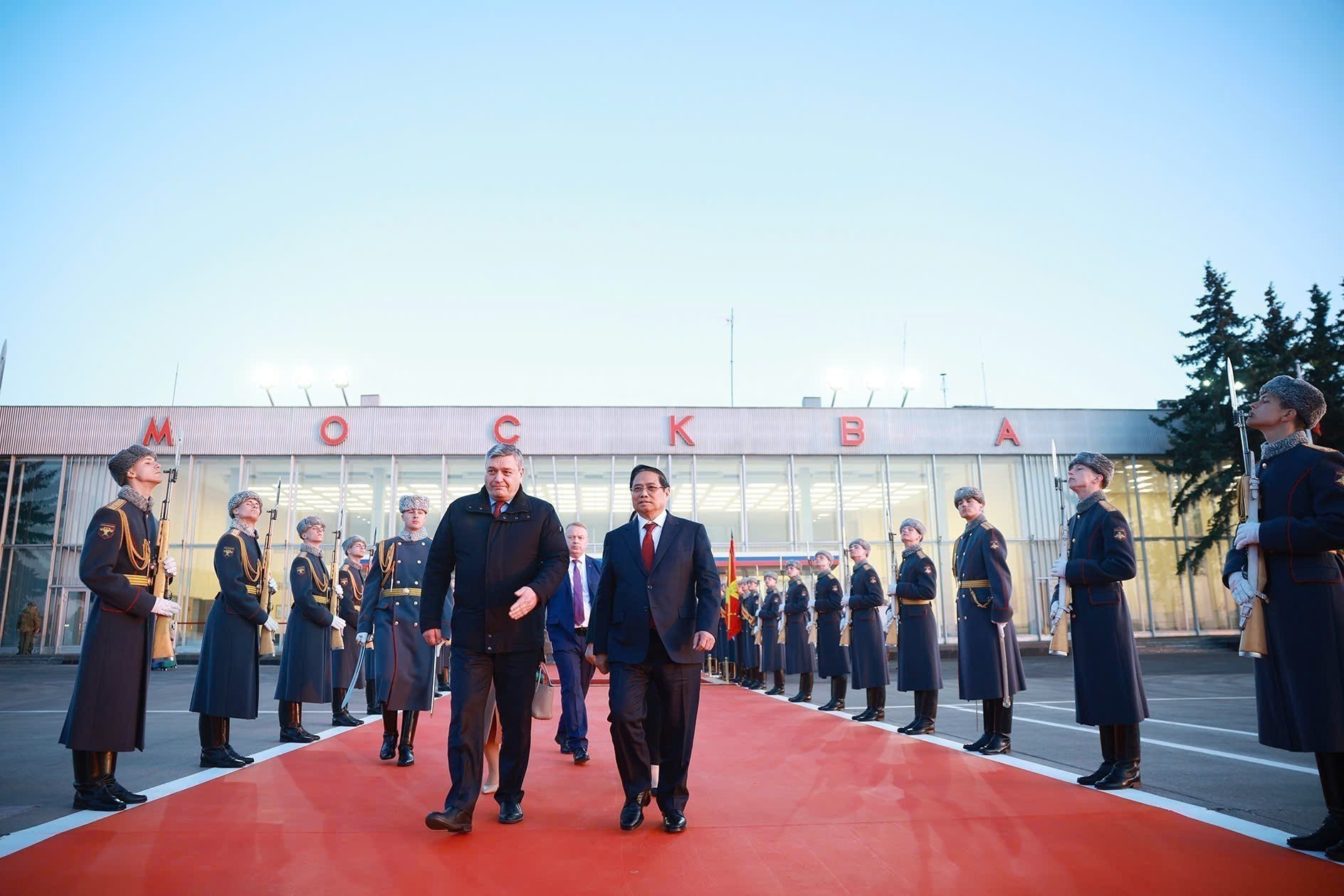 Cérémonie d’au revoir du Premier ministre Pham Minh Chinh à l’aéroport de Vnukovo 2, à Moscou. Photo : VNA