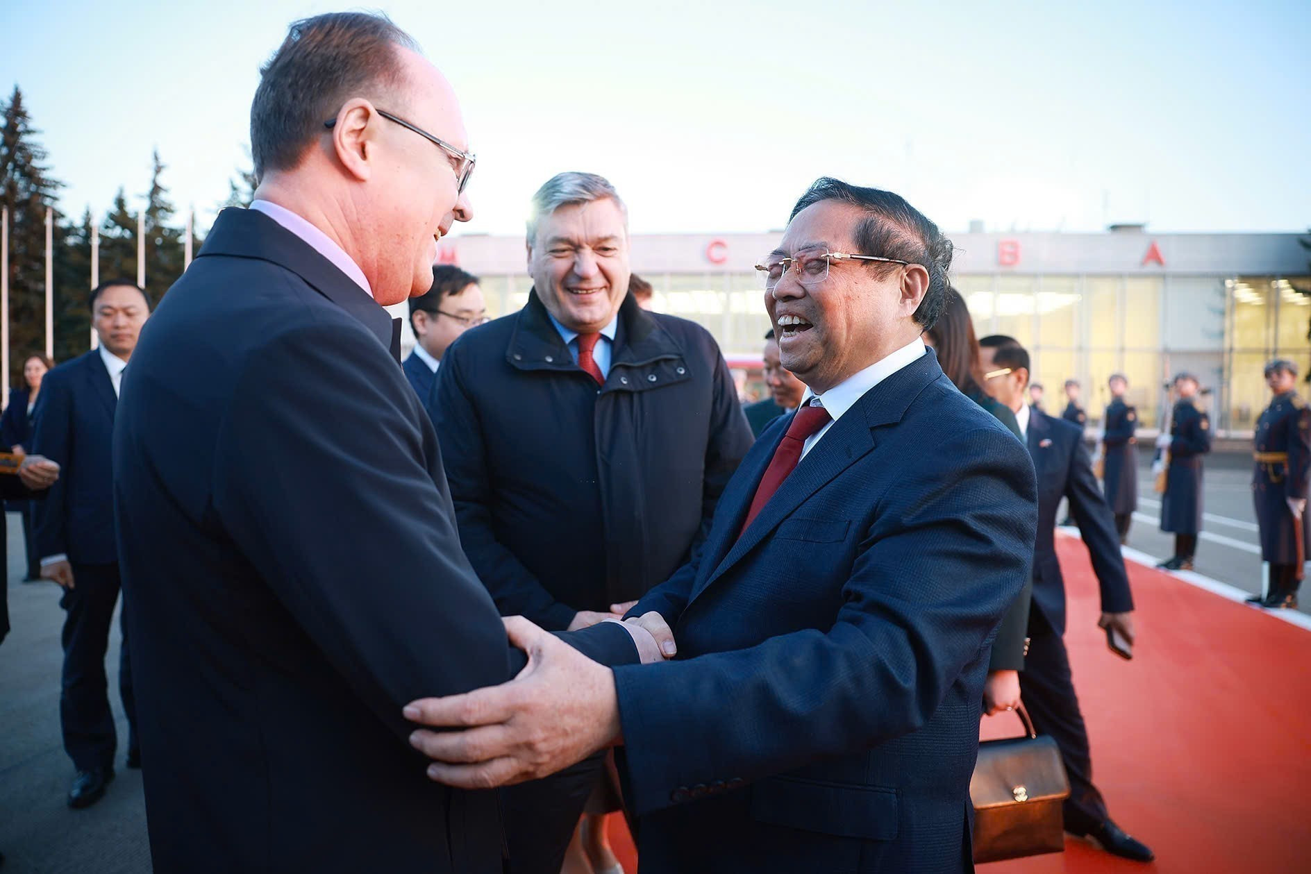 Cérémonie d’au revoir du Premier ministre Pham Minh Chinh à l’aéroport de Vnukovo 2, à Moscou. Photo : VNA