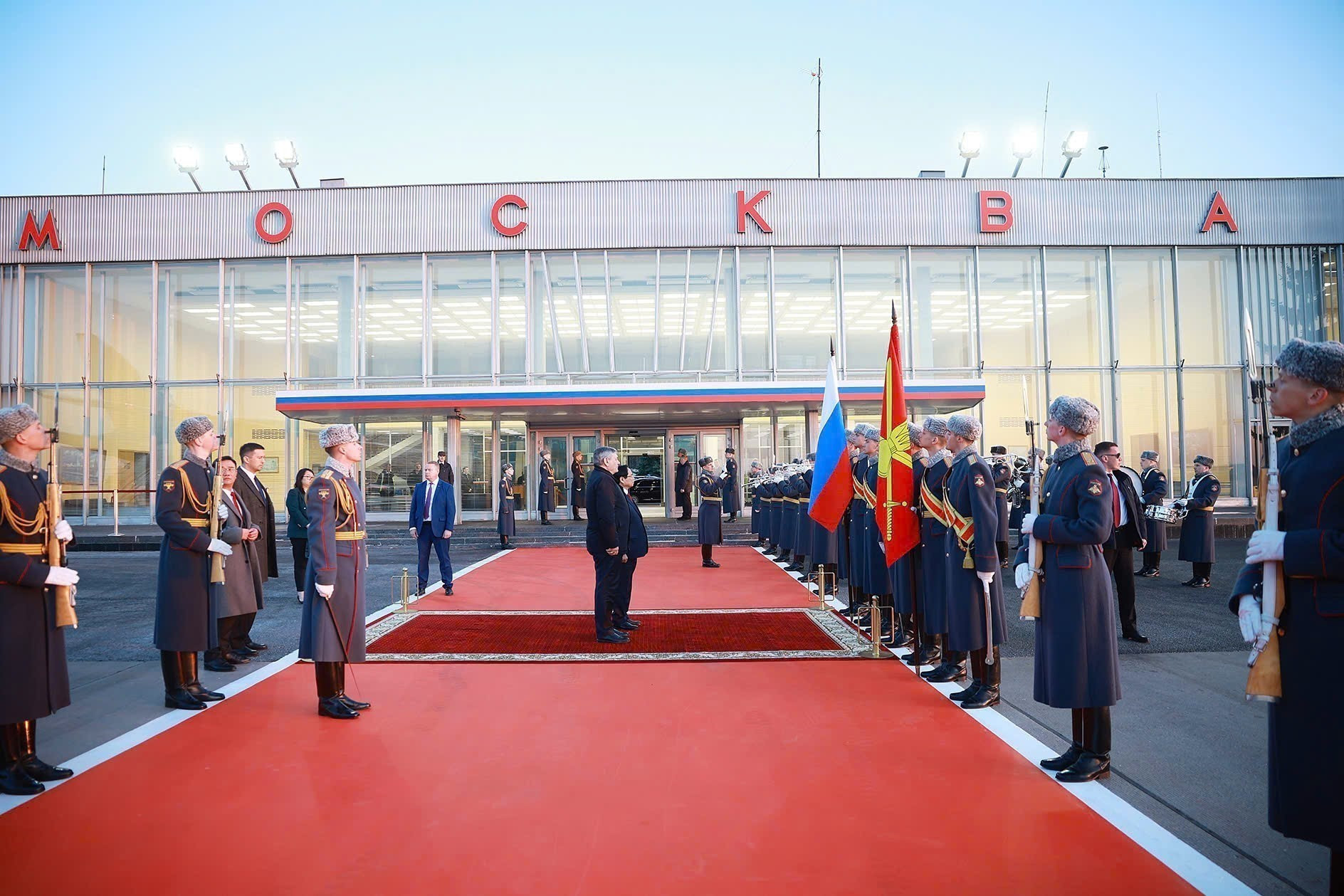 Cérémonie d’au revoir du Premier ministre Pham Minh Chinh à l’aéroport de Vnukovo 2, à Moscou. Photo : VNA