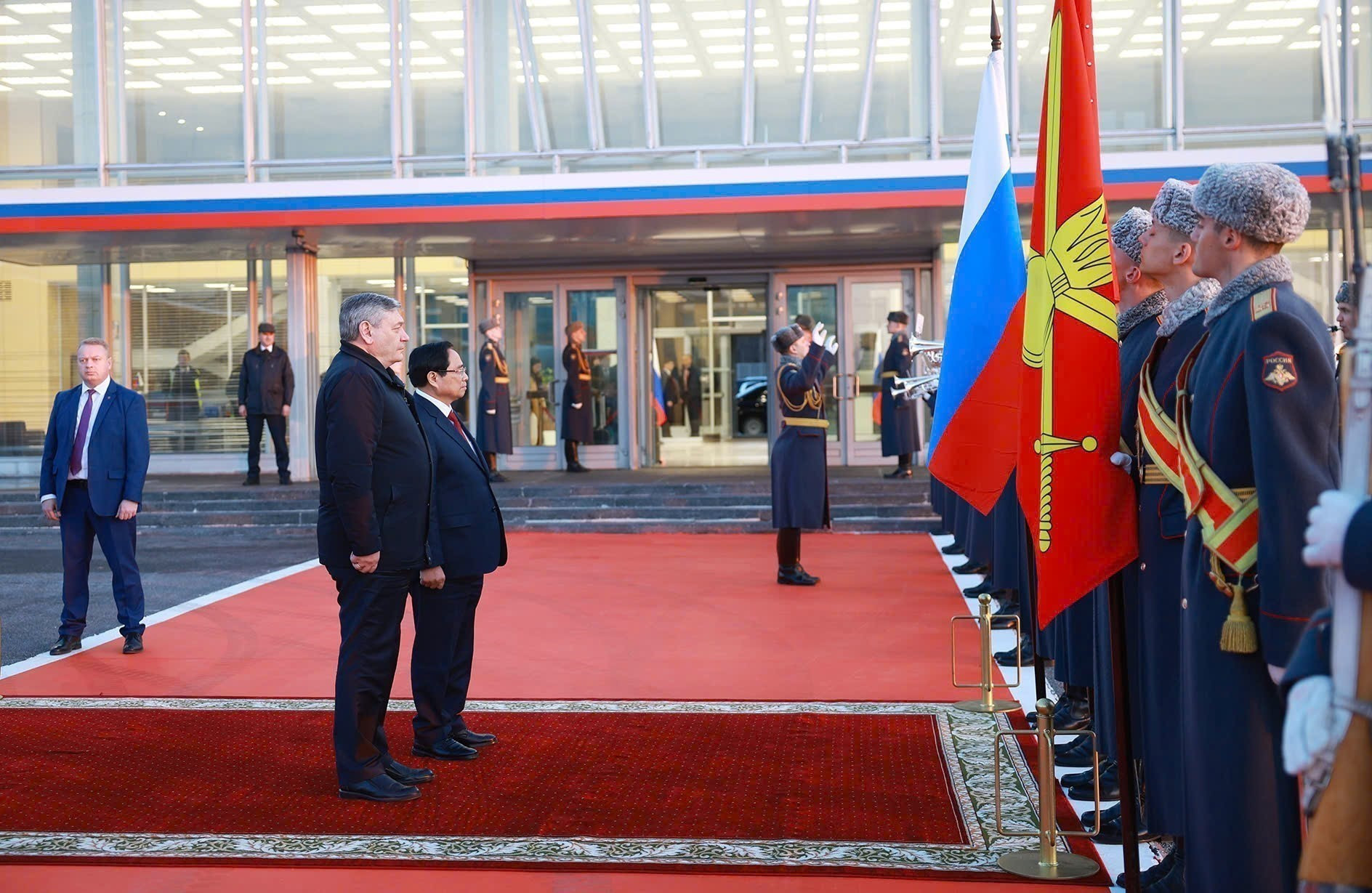 Cérémonie d’au revoir du Premier ministre Pham Minh Chinh à l’aéroport de Vnukovo 2, à Moscou. Photo : VNA