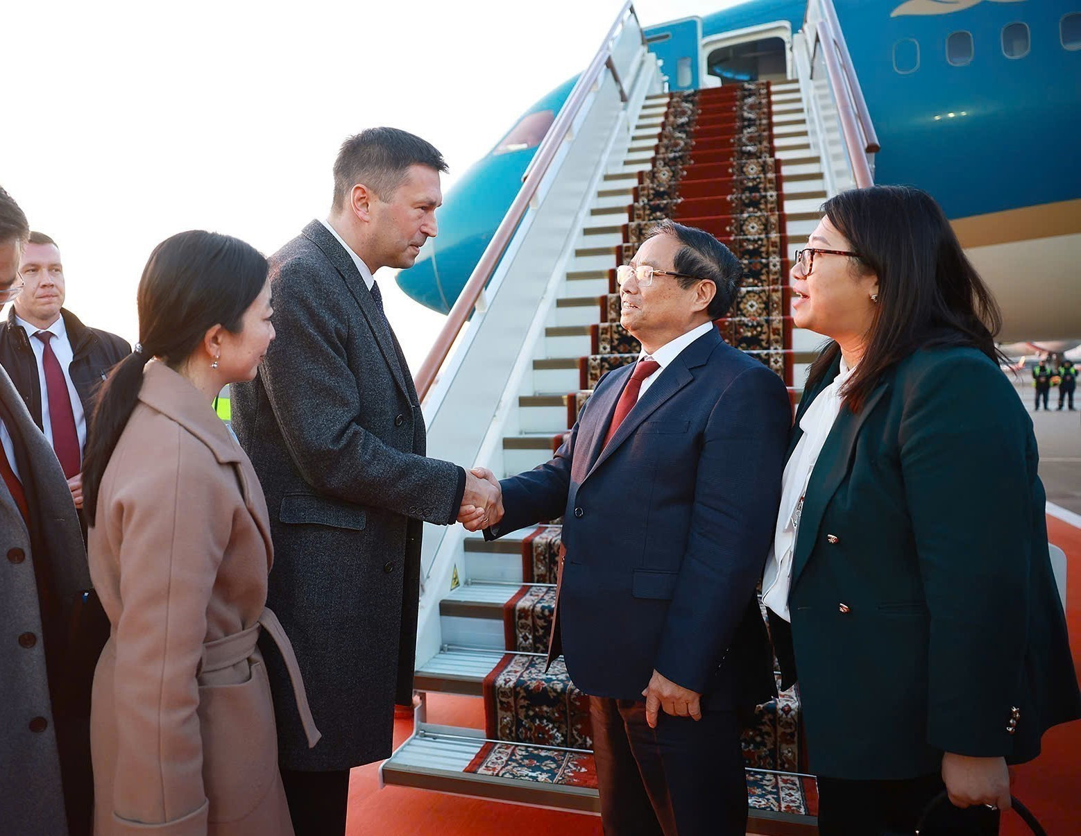 Cérémonie d’au revoir du Premier ministre Pham Minh Chinh à l’aéroport de Vnukovo 2, à Moscou. Photo : VNA