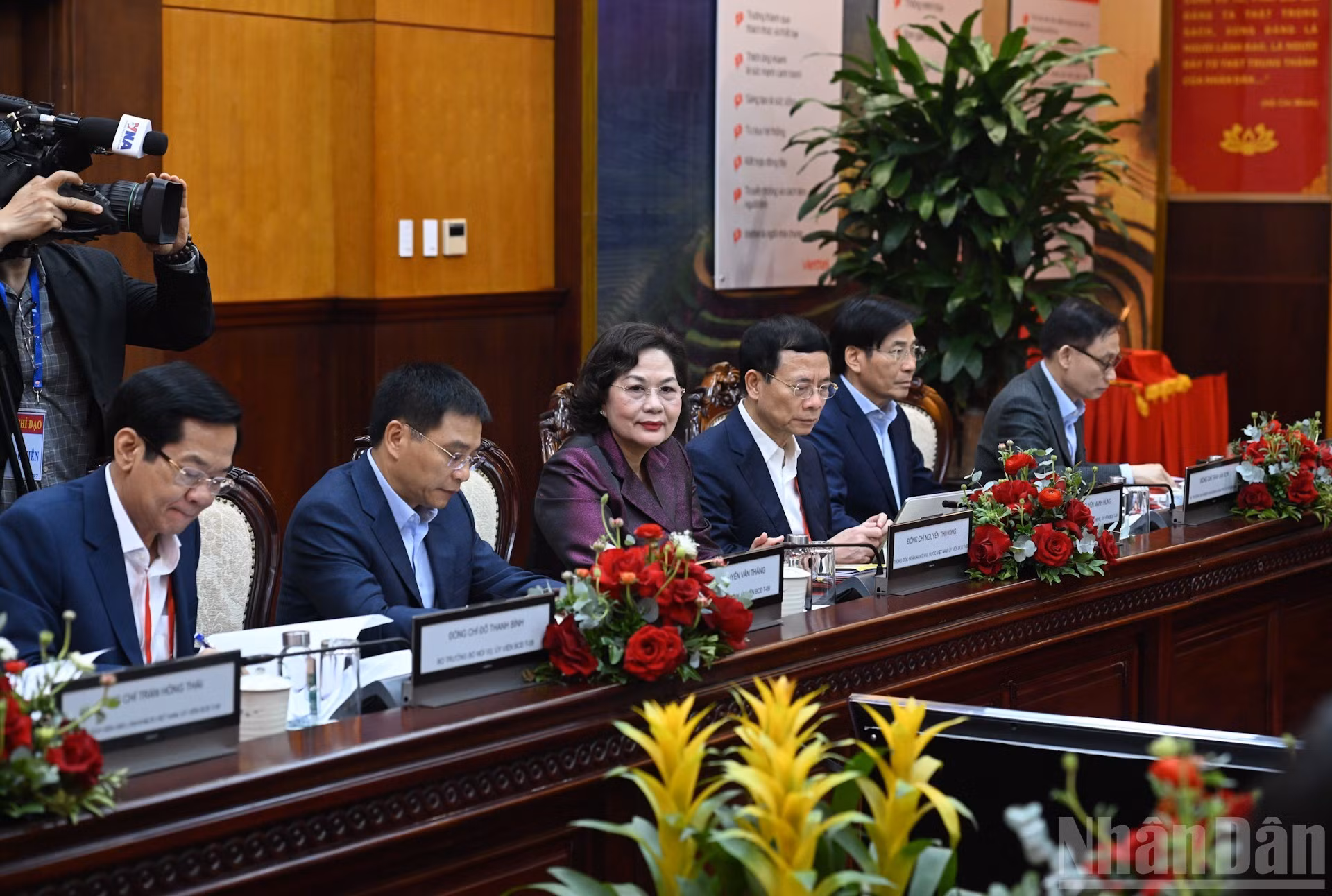 Des dirigeants de ministères et de services assistent à la réunion.