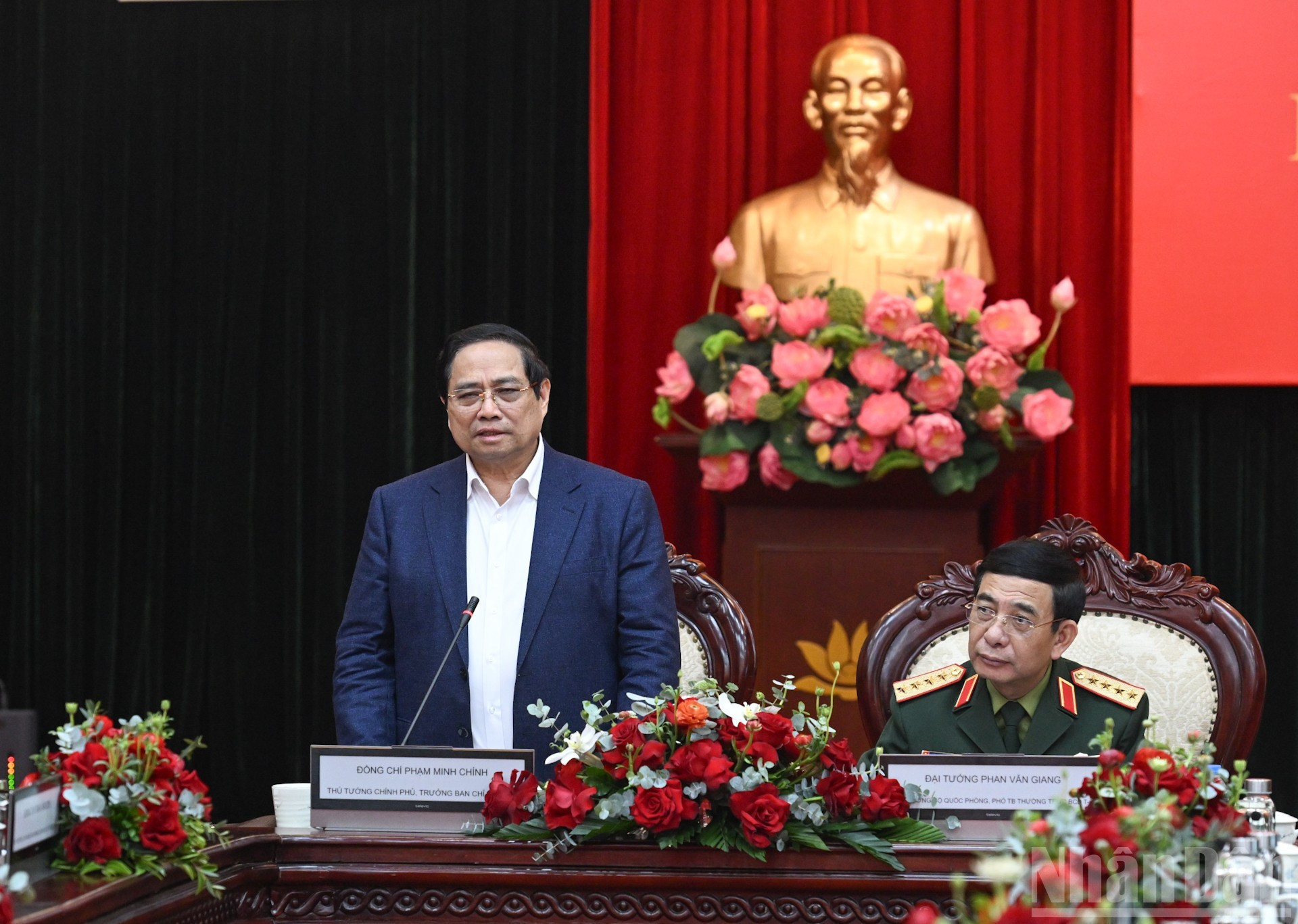 Le Premier ministre Pham Minh Chinh prononce une allocution lors de la réunion.