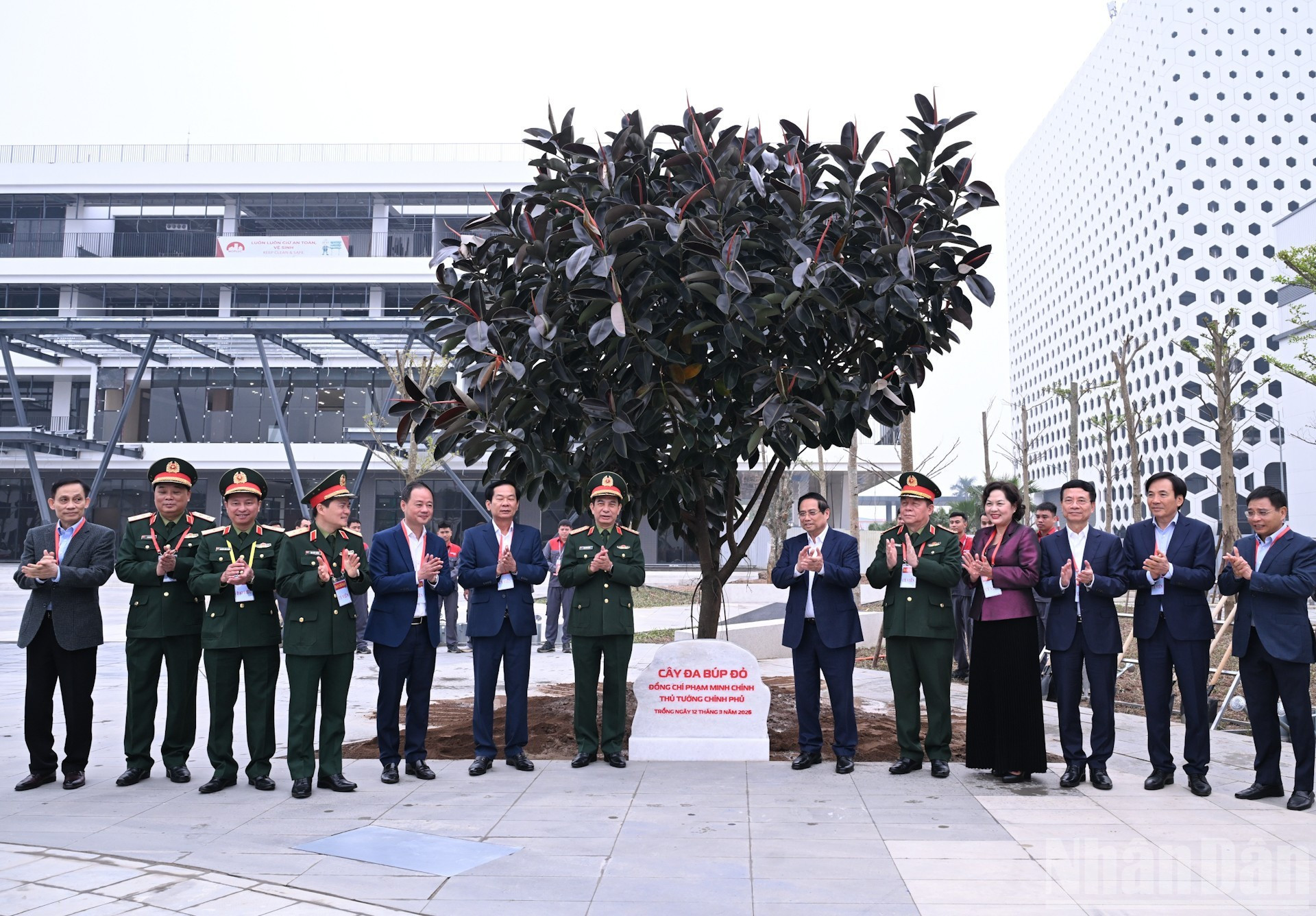 Le Premier ministre Pham Minh Chinh plante un arbre commémoratif au siège du Groupe de l’industrie et des télécommunications de l’Armée (Viettel).