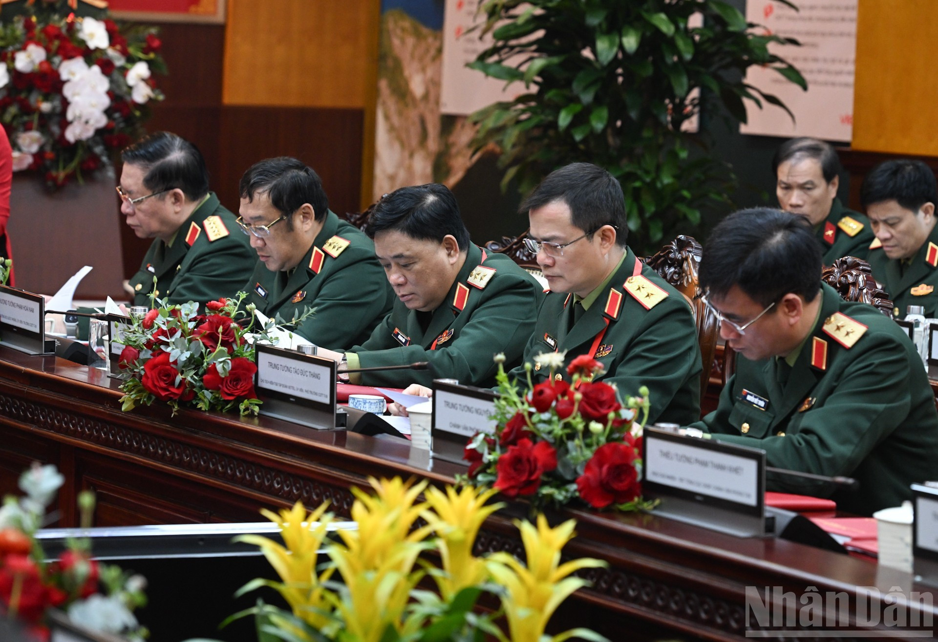 Les dirigeants du ministère de la Défense participent à la réunion.