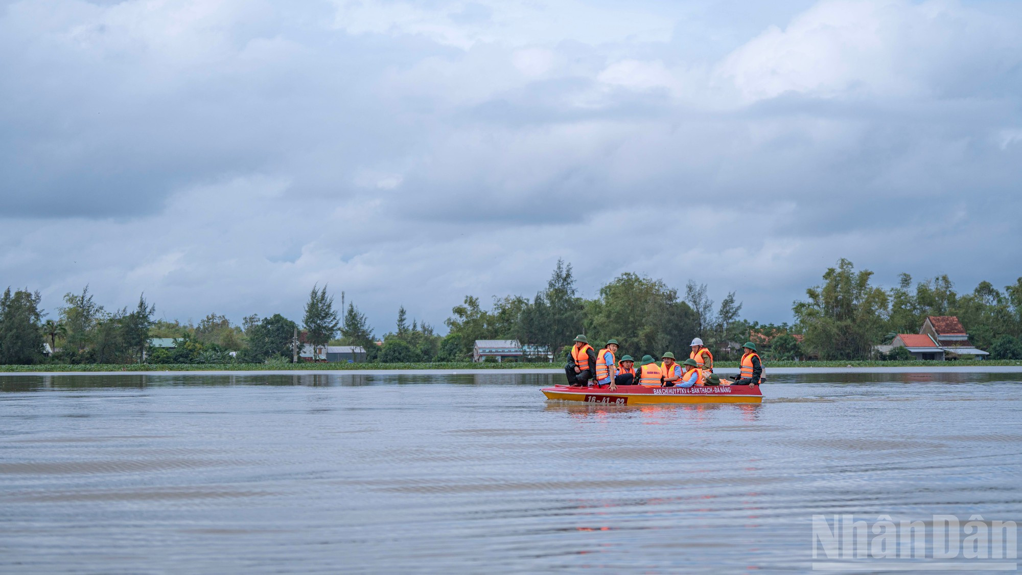Tran Cam Tu traverse des zones inondées pour rencontrer les habitants du village sinistré de Thang An. 2.jpg