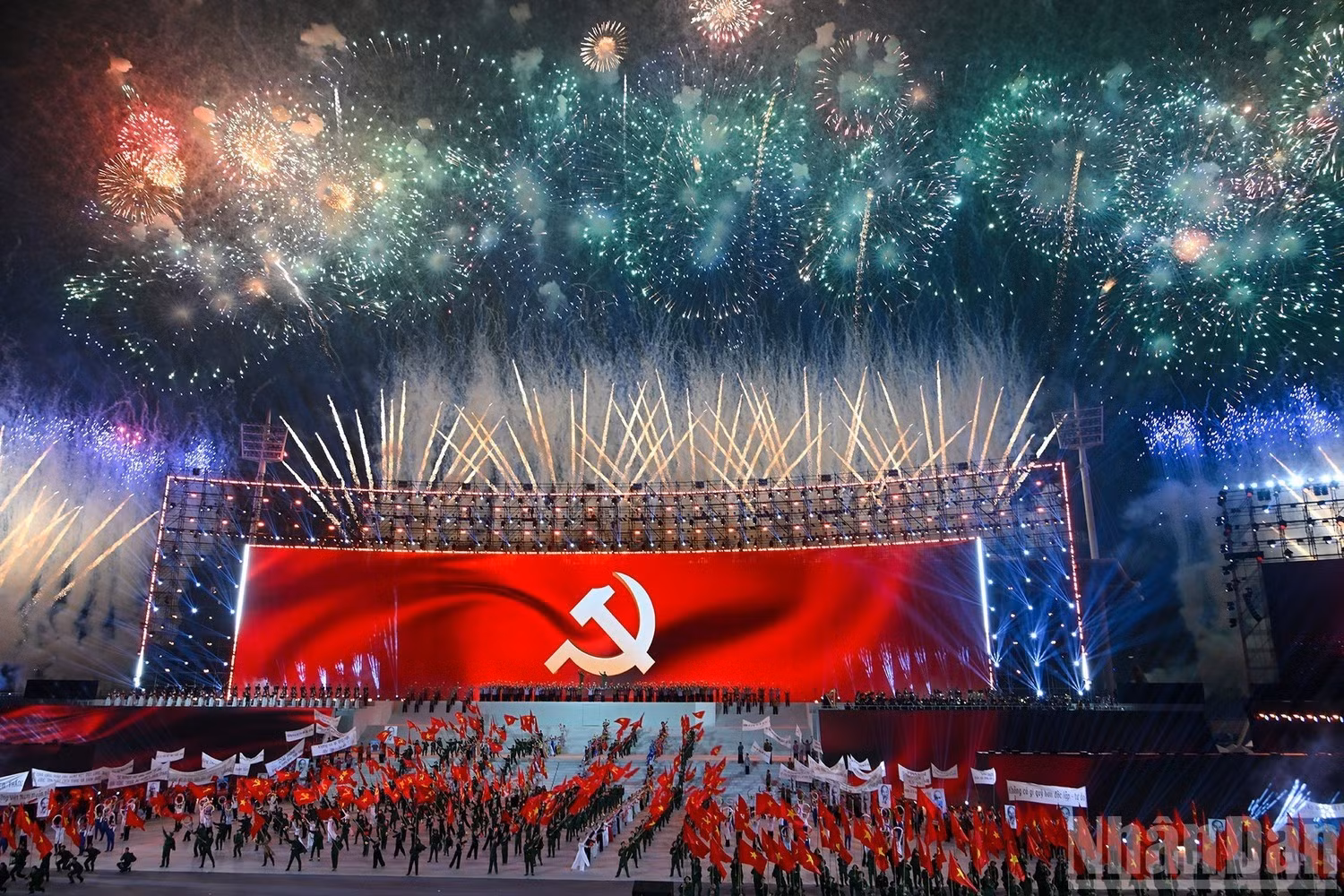 Des feux d'artifice spectaculaires et des spectacles artistiques ont été organisés pour célébrer le succès du XIVe Congrès national du Parti communiste du Vietnam.