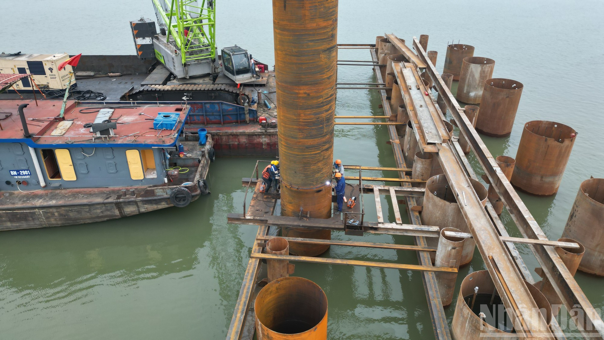 Une fois achevé, le pont Ngoc Hoi permettra de redistribuer les flux de circulation et de réduire la pression sur des axes majeurs tels que le périphérique 3, la route Giai Phong (route nationale 1A) ou encore la route 70.