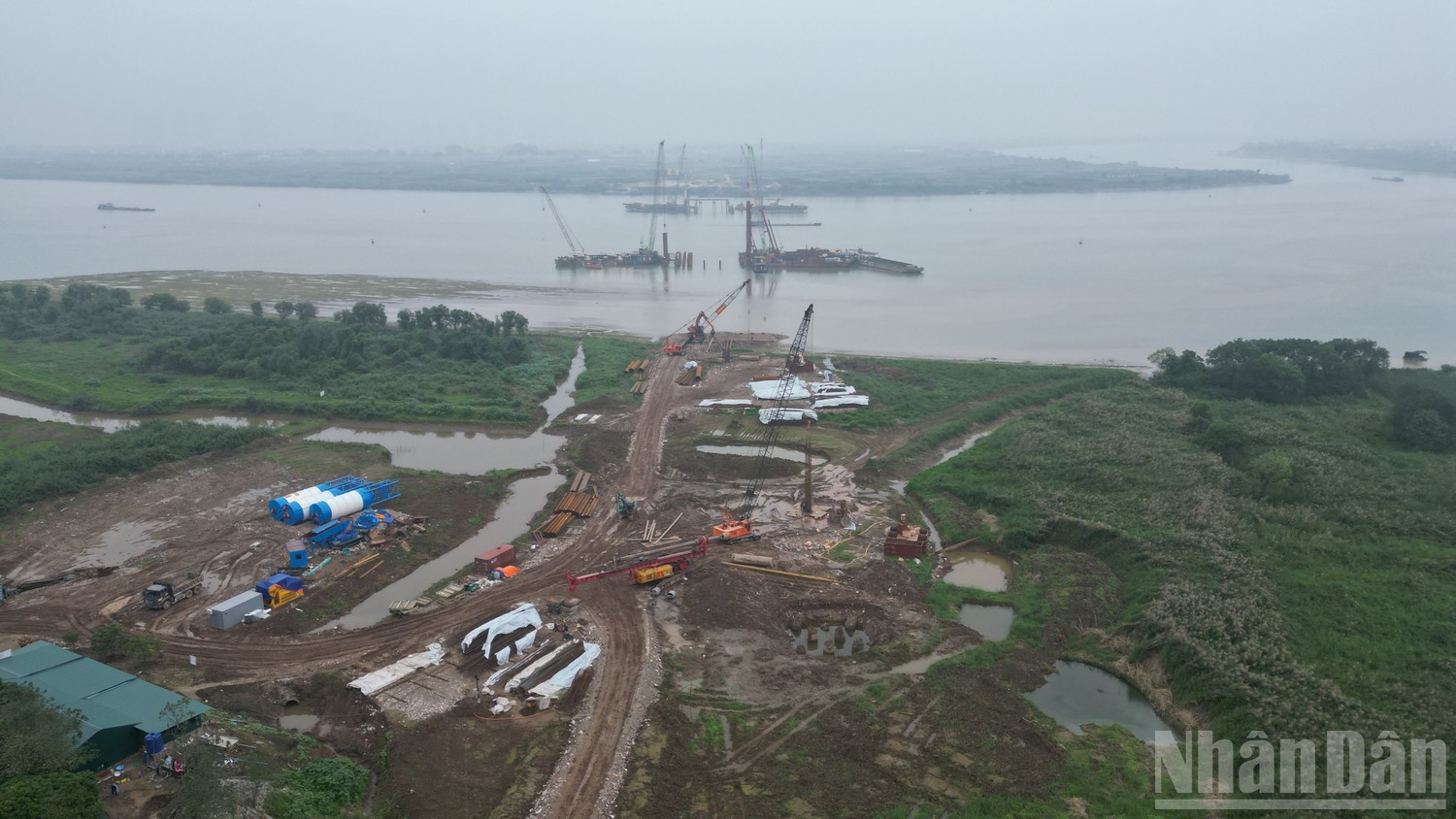 D’une longueur totale d’environ 7,5 km, incluant le pont et ses voies d’accès, l’ouvrage s’inscrit dans le tracé du périphérique 3,5 de Hanoï. Il reliera les districts méridionaux de la capitale à la province de Hung Yen, contribuant à renforcer l’intégration régionale.