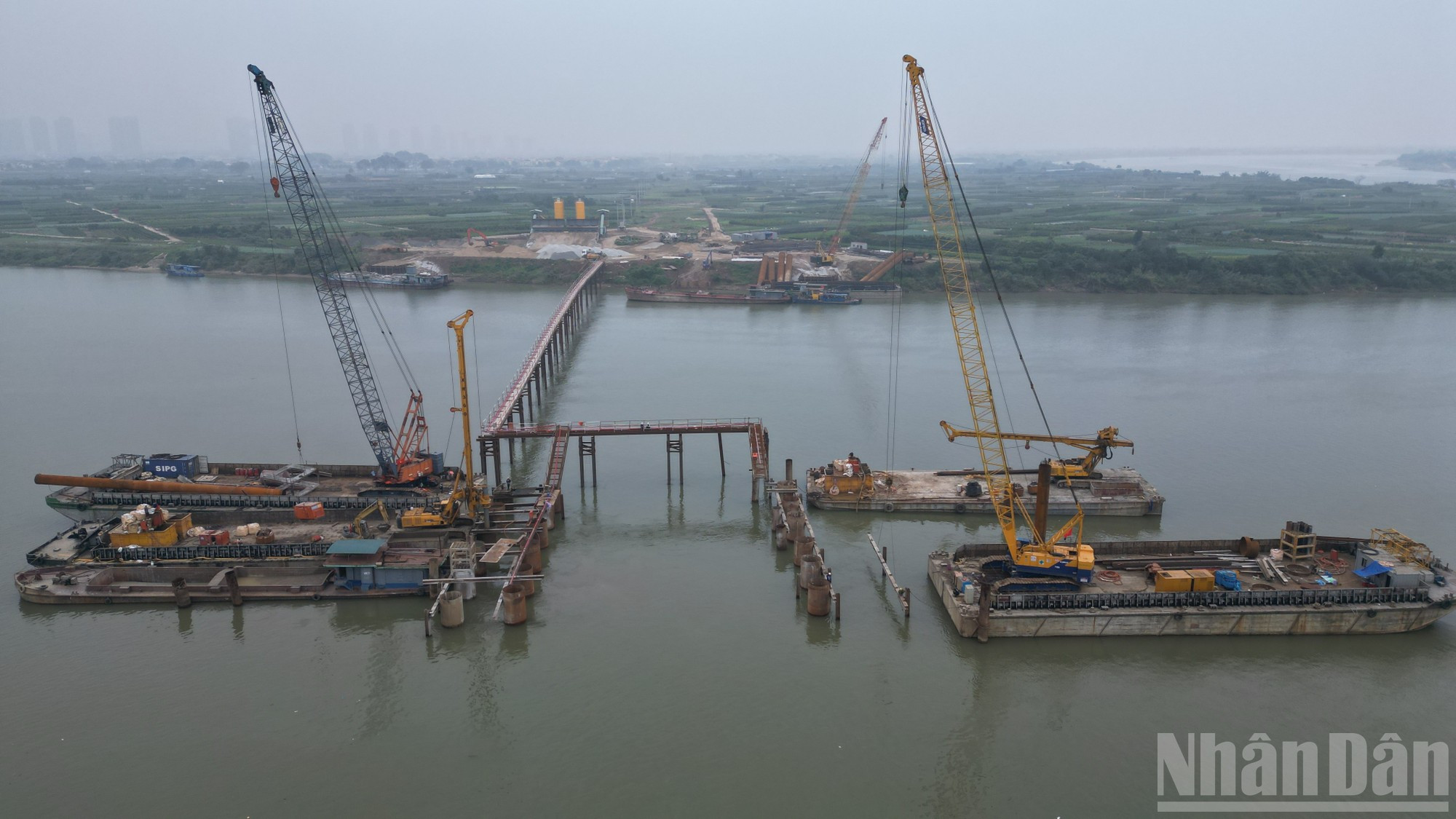 La section principale franchissant le fleuve Rouge s’étend sur près de 680 mètres, avec une largeur de 33 mètres, comprenant six voies pour véhicules motorisés, une voie mixte et des trottoirs piétonniers.