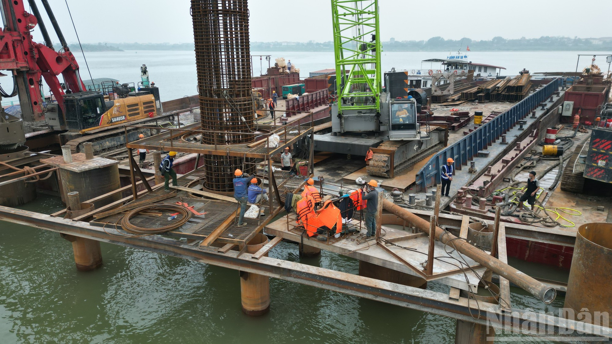 Sur le chantier, dès les premiers mois de 2026, engins et centaines d’ouvriers sont mobilisés afin d’accélérer les travaux.