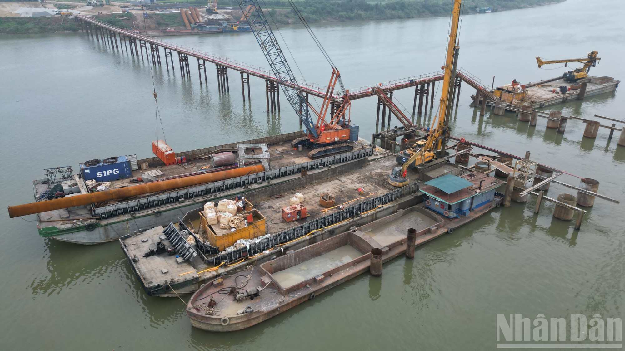 Au-delà de son rôle dans la décongestion urbaine, l’ouvrage devrait devenir un nouveau symbole des infrastructures de la capitale, tout en ouvrant des perspectives de développement socio-économique pour Hanoï et les localités voisines, grâce à une connectivité régionale renforcée et à une meilleure fluidité du transport de marchandises.