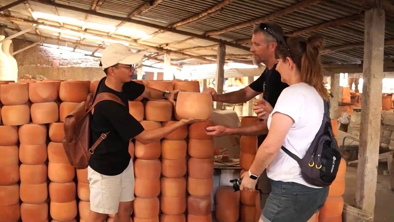 Des visiteurs découvrent l’art ancestral de la poterie à Vinh Long. 9.jpg