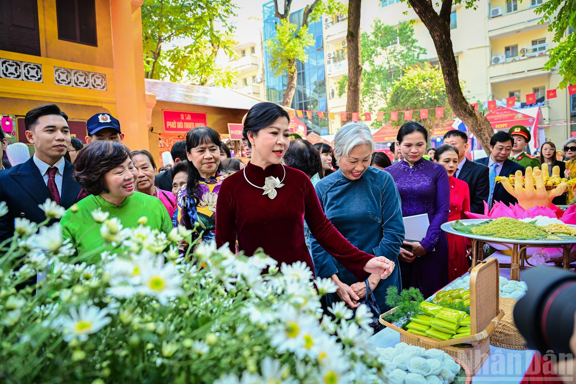 Madame Ngo Phuong Ly, épouse du secrétaire général du Parti communiste vietnamien, To Lam, visite l’espace dédié à la gastronomie vietnamienne au Festival international de la culture gastronomique 2025.