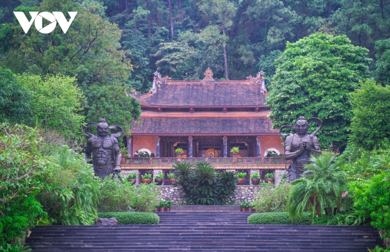 Dia Tang Phi Lai tu s’étend au sein du massif de Phi Lai, adossée à la montagne et flanquée à gauche d’un « dragon vert » (side gauche) et à droite d’un « tigre blanc » (side droite), selon le Feng Shui oriental.