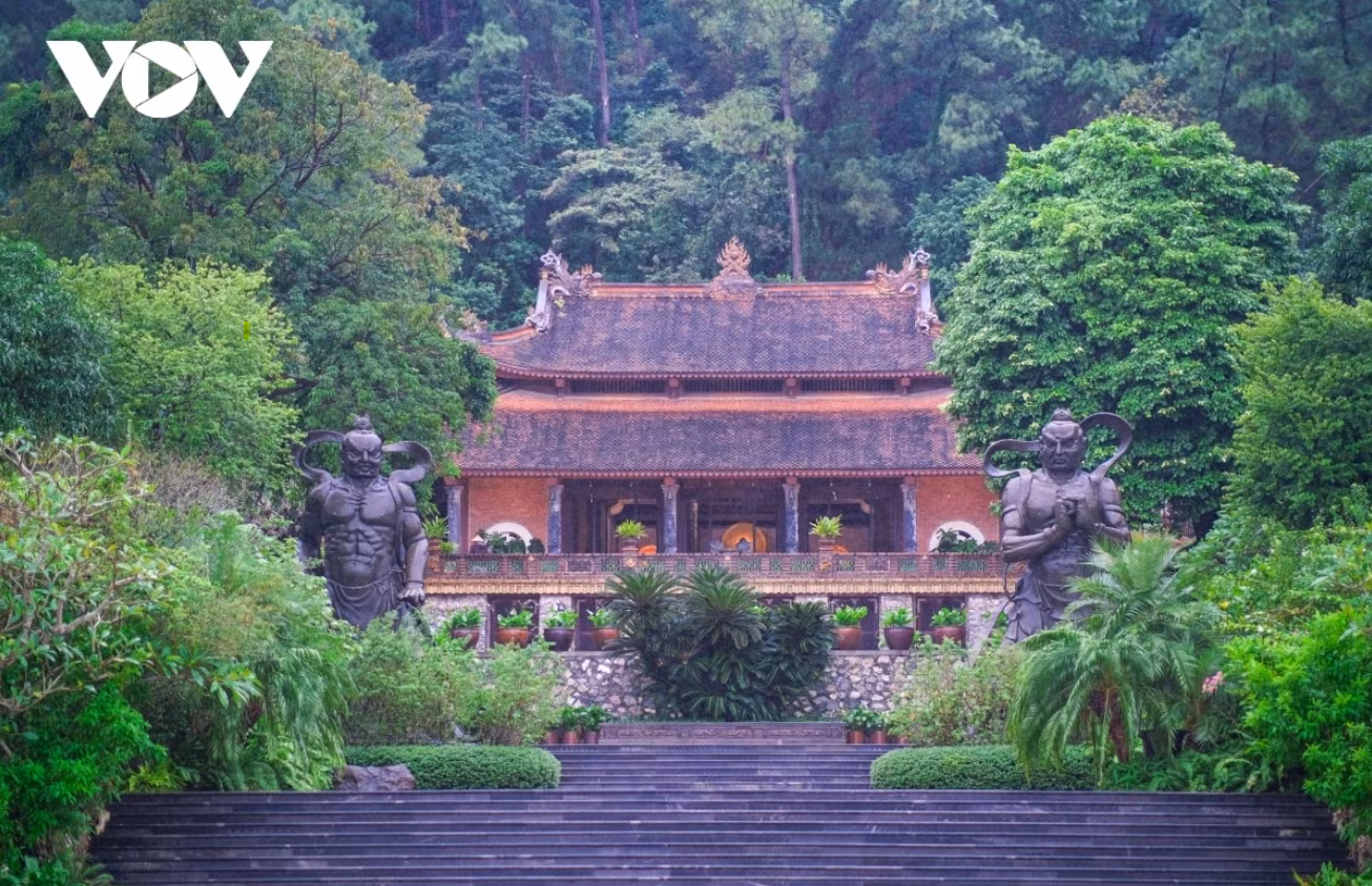 Dia Tang Phi Lai tu s’étend au sein du massif de Phi Lai, adossée à la montagne et flanquée à gauche d’un « dragon vert » (side gauche) et à droite d’un « tigre blanc » (side droite), selon le Feng Shui oriental.