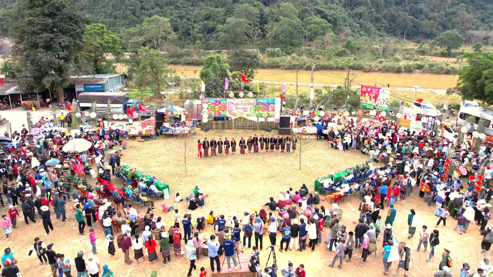 Ce marché « à zéro dong », au-delà de son aspect matériel, a insufflé un esprit de partage, de joie et d’unité au sein de la communauté locale, rendant le printemps plus doux dans cette région reculée du pays.