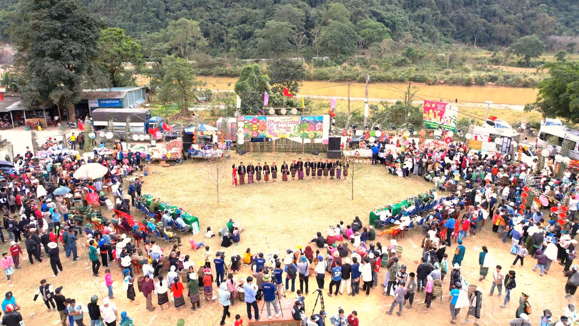 Ce marché « à zéro dong », au-delà de son aspect matériel, a insufflé un esprit de partage, de joie et d’unité au sein de la communauté locale, rendant le printemps plus doux dans cette région reculée du pays.