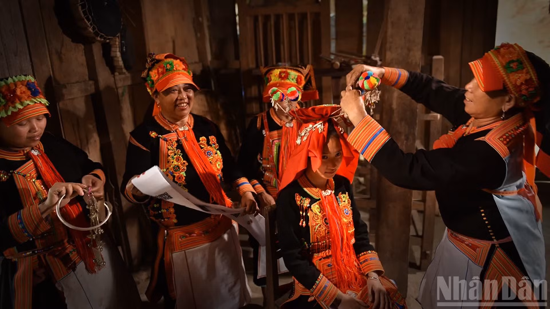 Des pompons multicolores éclatants disposés autour du disque d’argent. (Photo : Vu Linh)
