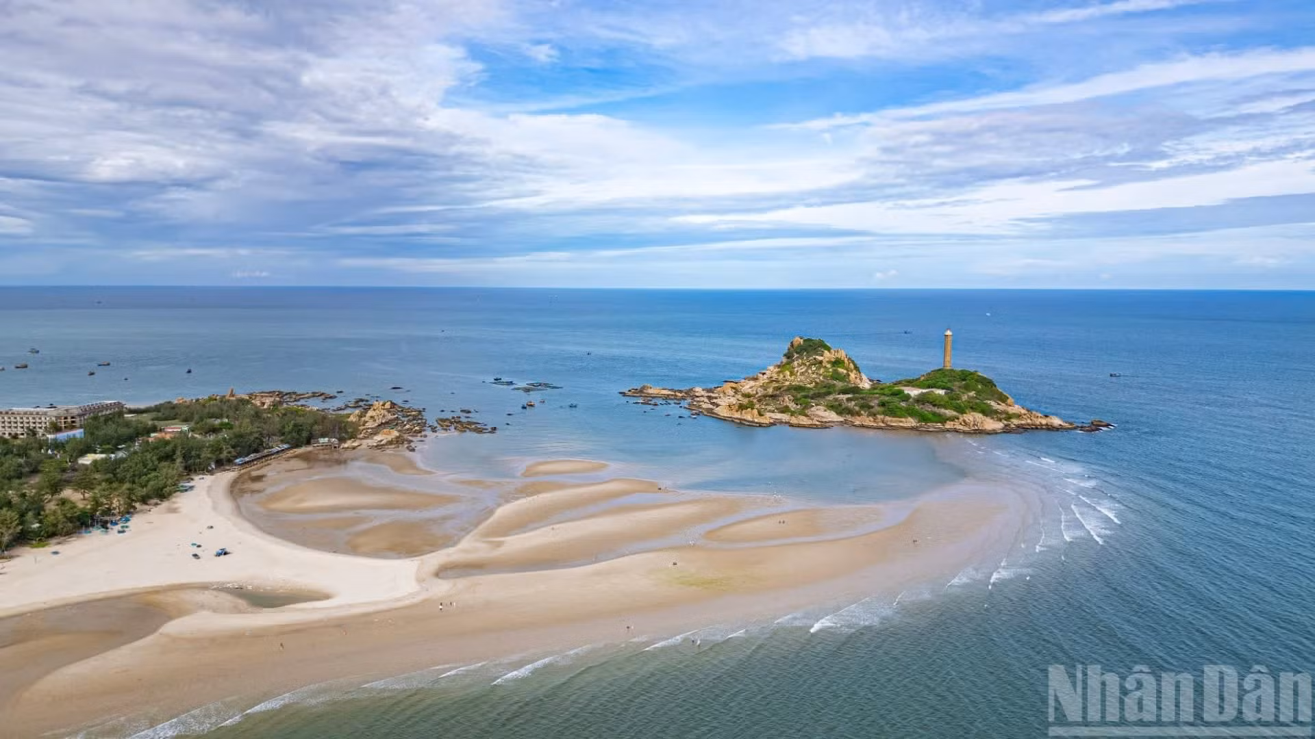 Lors des périodes de très basses marées, un phénomène qui ne se produit qu’environ deux fois par an, l’océan semble se fendre en deux, révélant un ruban de sable blanc immaculé reliant le continent à l’îlot situé au large.