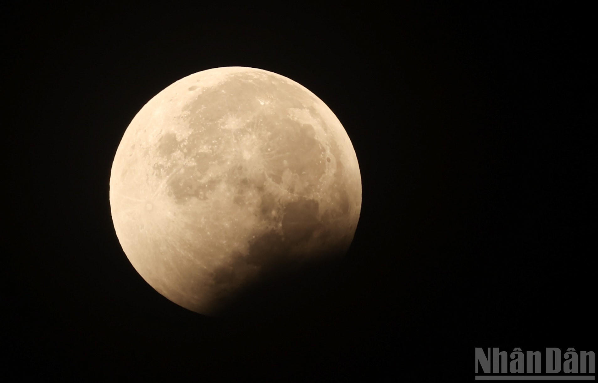 Le phénomène a coïncidé avec la proximité de la Lune à son périgée, lui donnant une apparence plus grande et plus lumineuse que d’habitude.