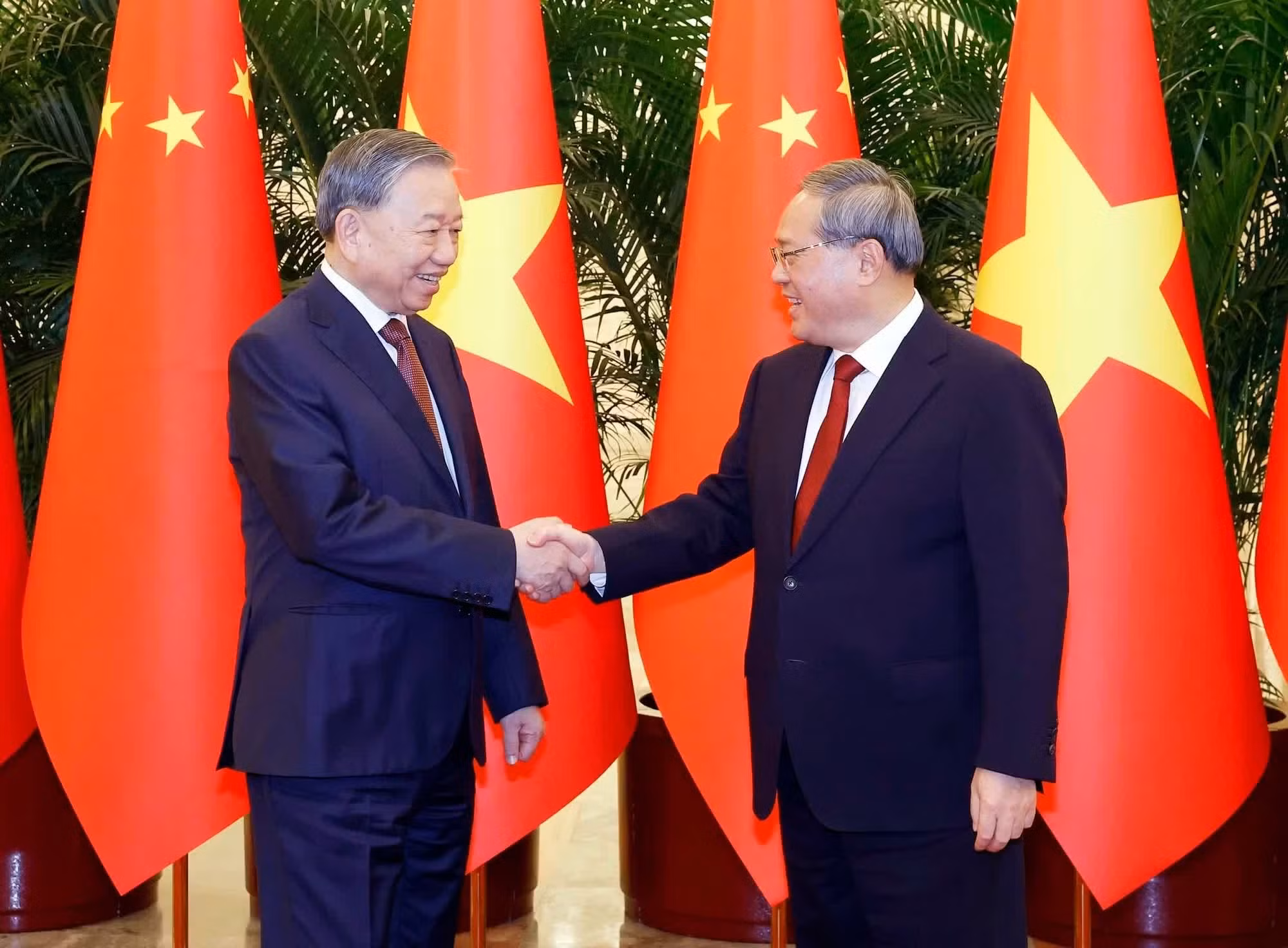 Le secrétaire général du Parti communiste et président du Vietnam, To Lam (gauche), et le Premier ministre du Conseil des affaires d’État de Chine, Li Qiang, le 15 avril à Pékin.