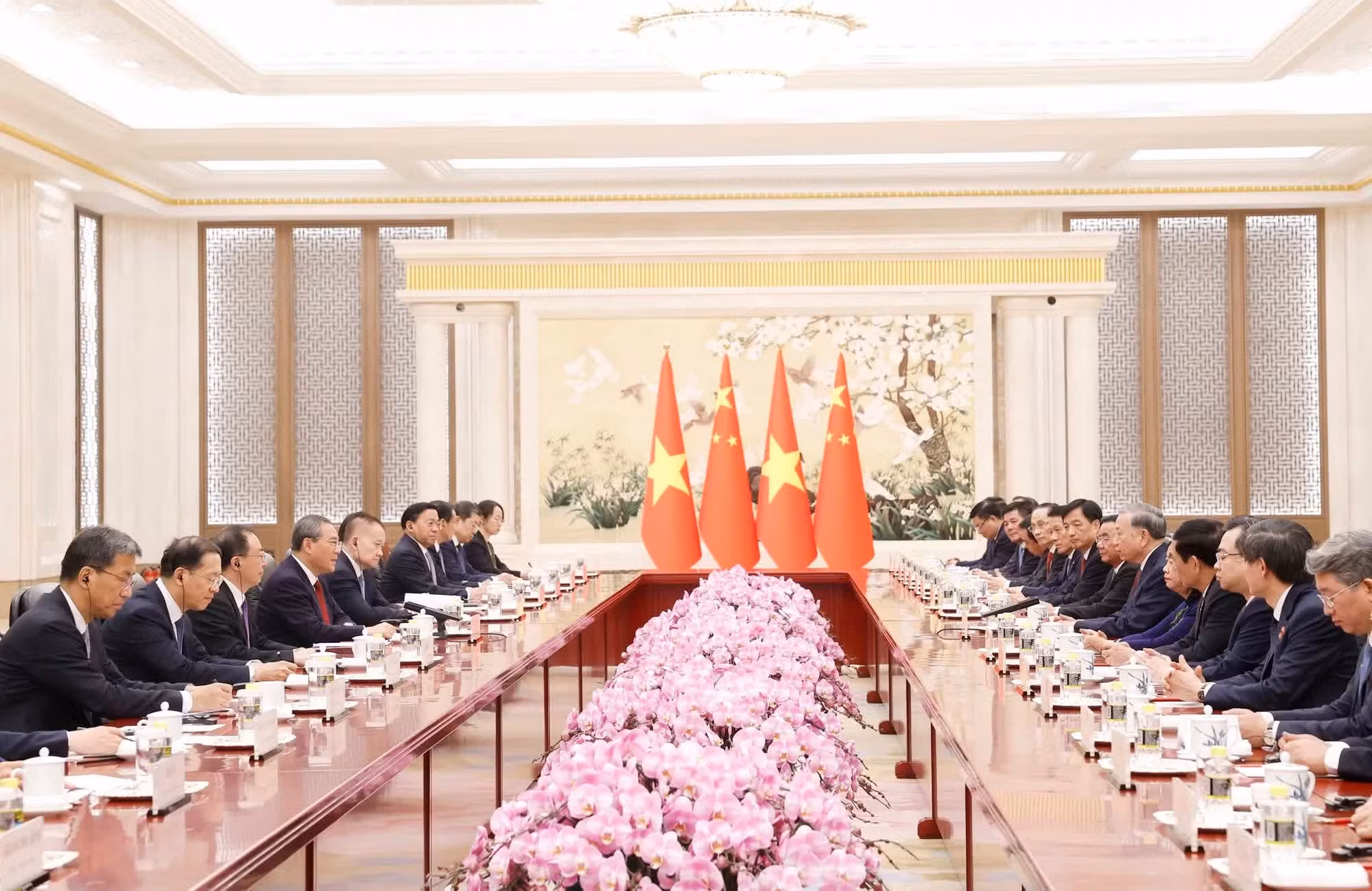Selon Li Qiang, la Chine est prête à coopérer avec le Vietnam pour mettre en œuvre des programmes concrets dans le cadre de l’Année de coopération touristique 2026–2027, ainsi qu'à renforcer la coopération en éducation et formation, notamment des ressources humaines de haute qualité.