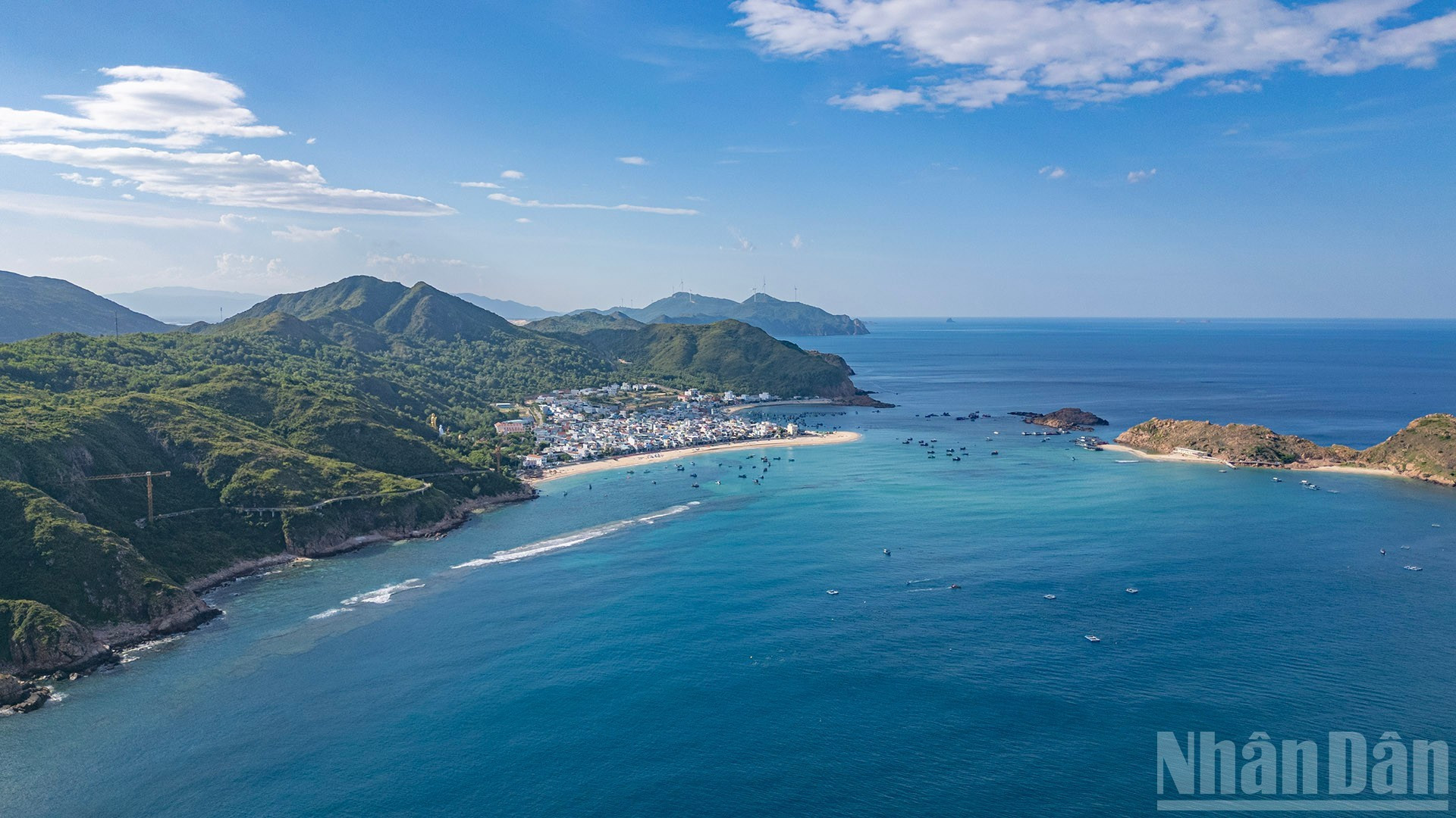 Le village de pêcheurs de Nhon Hai, situé dans la province de Gia Lai, est réputé pour sa tranquillité et ses paysages grandioses, mais aussi pour un phénomène naturel aussi mystérieux que fascinant. À quelques encablures de la côte, dissimulée sous une eau d’un bleu profond, une formation rocheuse longue d’environ 3 km se dévoile à marée basse. Pour les habitants, il s’agit d’un véritable « rempart antique » niché au cœur de l’océan. 1.jpg