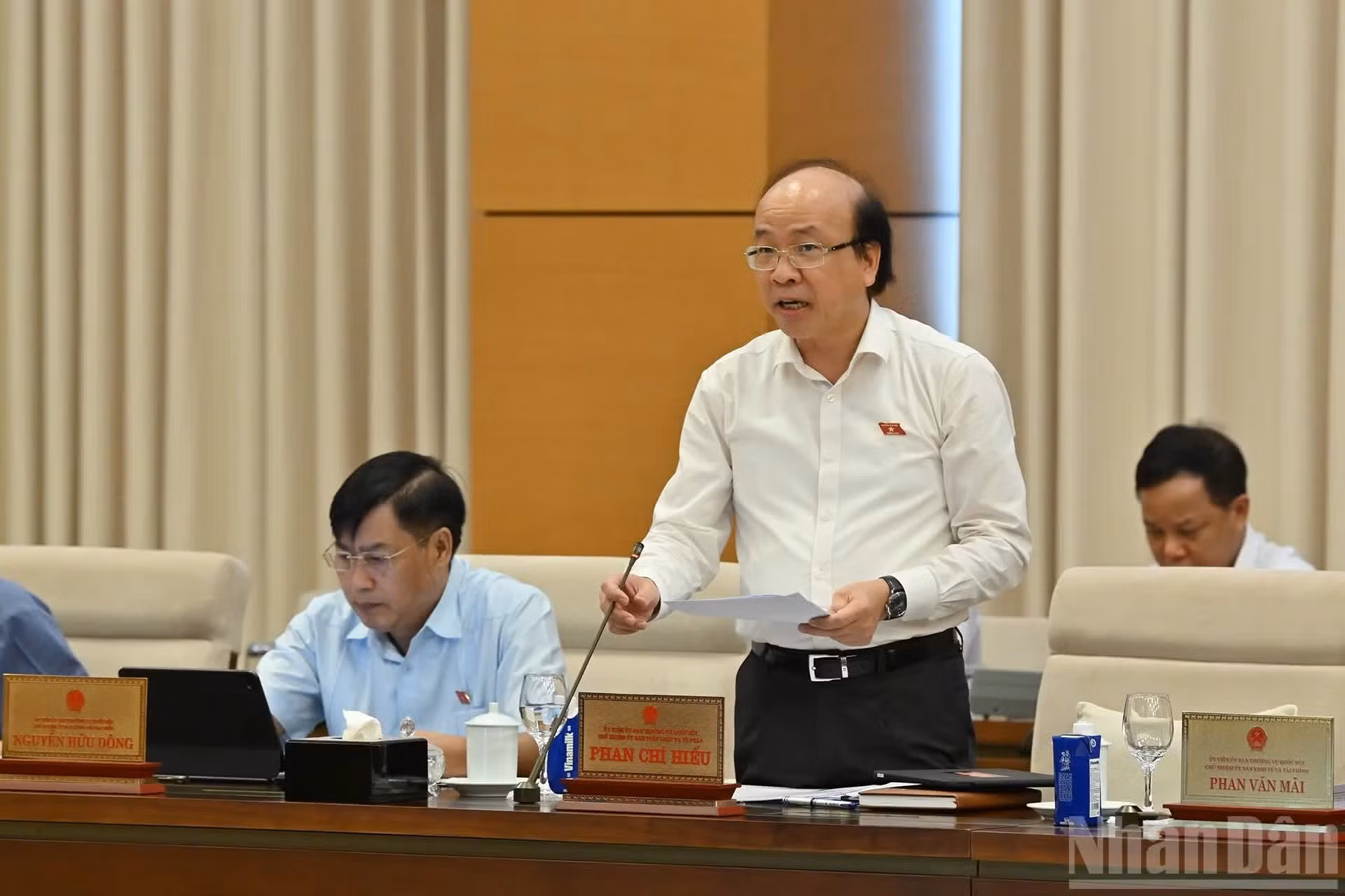 Le président de la Commission des affaires juridiques et judiciaires de l’Assemblée nationale, Phan Chi Hieu, intervient lors de la session.