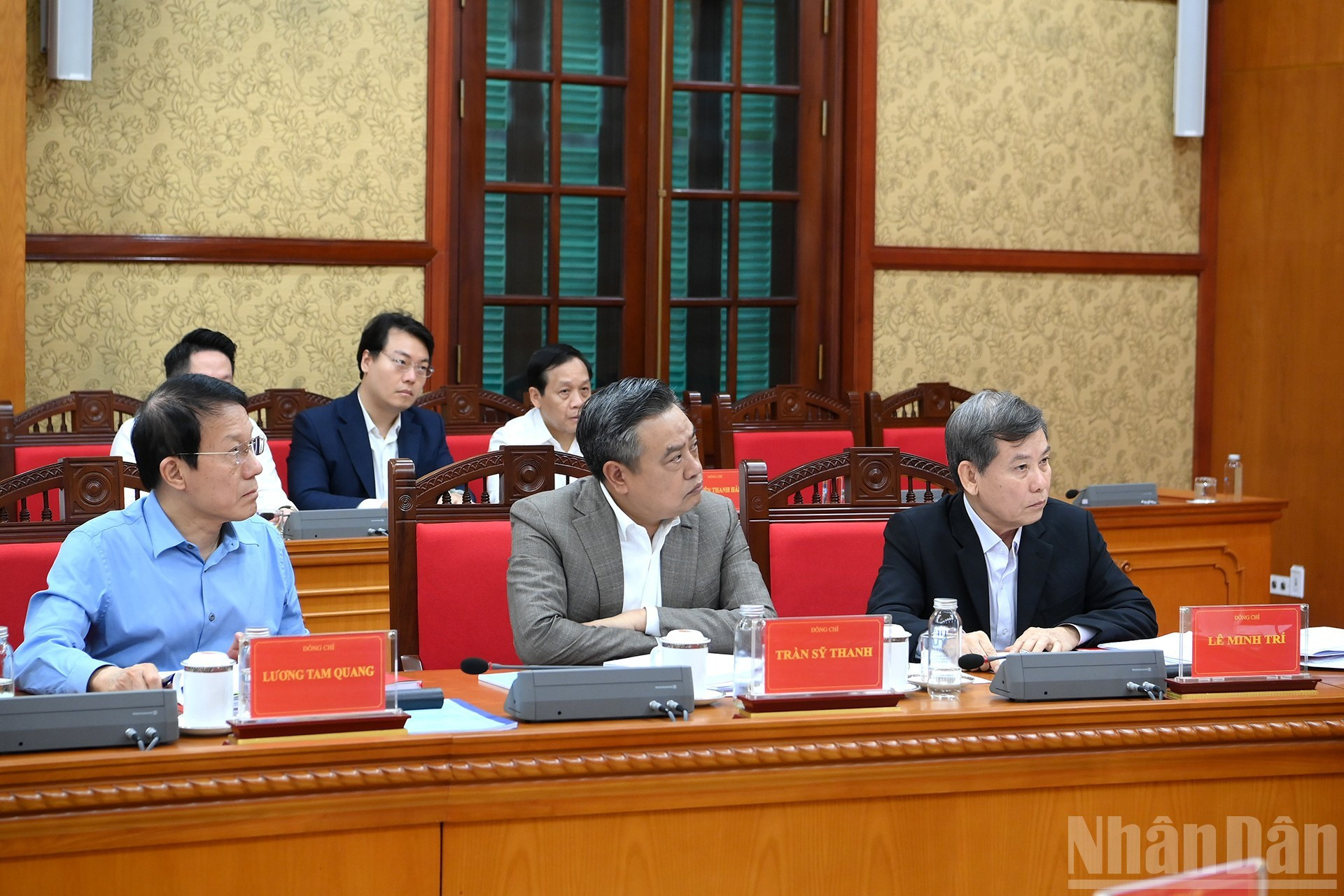 Les membres permanents du Comité directeur participent à la réunion.