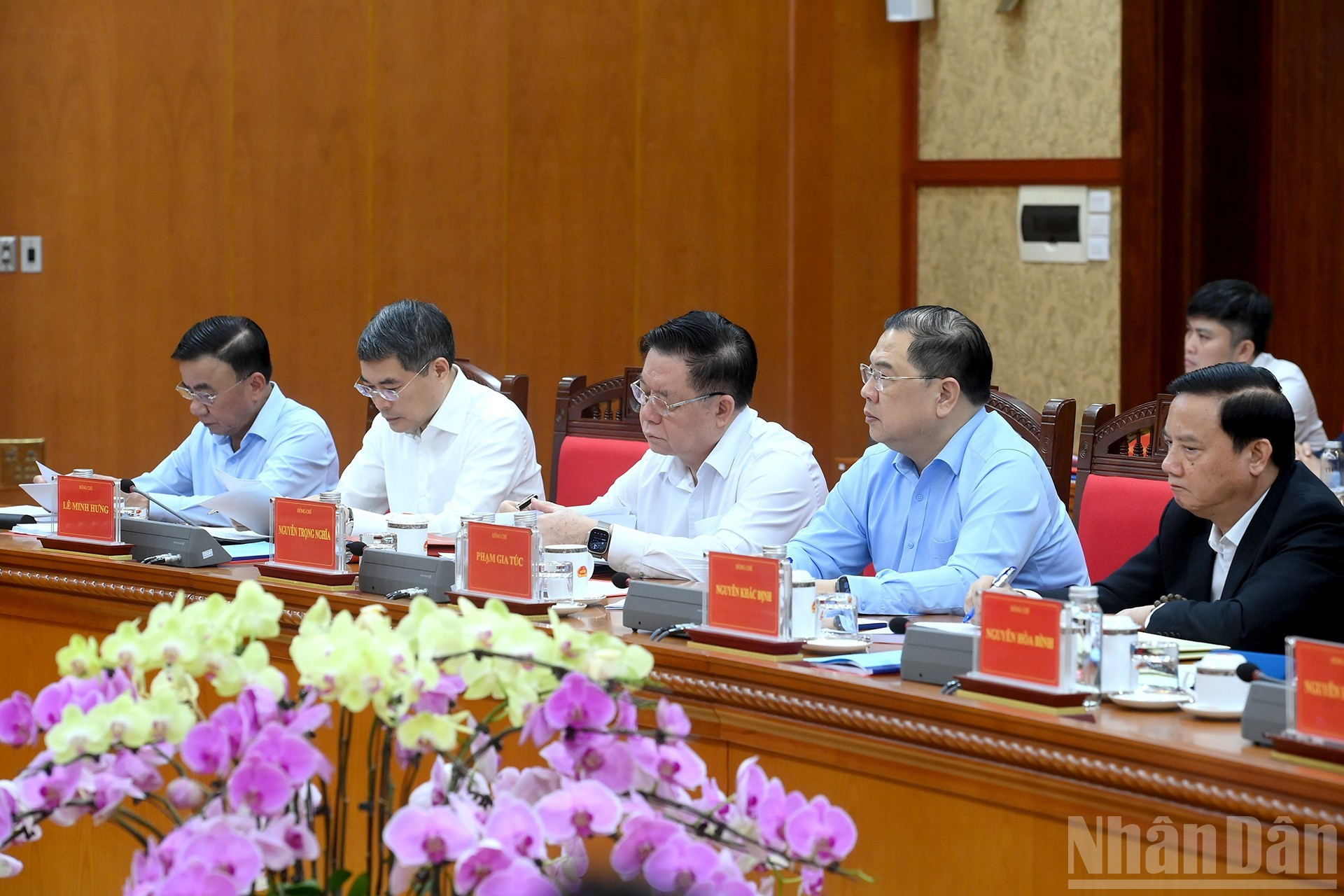 Les membres permanents du Comité directeur participent à la réunion.