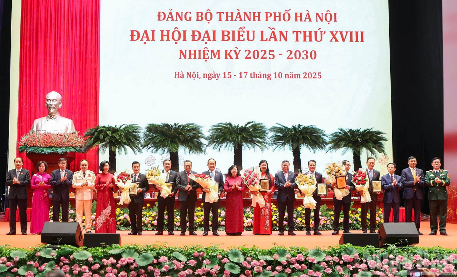 La secrétaire du Comité municipal du Parti, Bui Thi Minh Hoai, et les dirigeants de Hanoï offrent des fleurs aux anciens membres du Comité exécutif sortant. 9.jpg