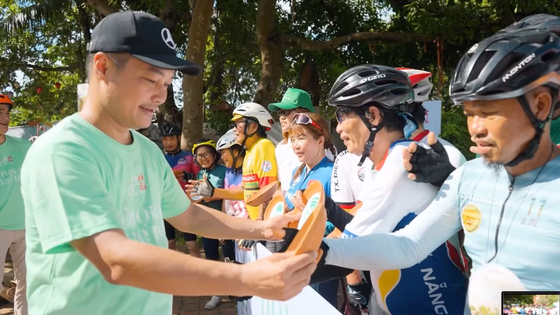 M. Le Viet Ha, président d’Ashui.com et de la société Net Zero Vietnam, remet des souvenirs aux participants au nom du comité d’organisation.