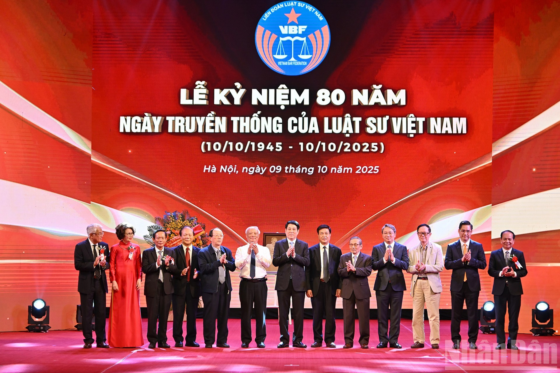 Le président Luong Cuong, aux côtés des dirigeants et anciens dirigeants du Parti et de l’État, clôt la soirée dans une atmosphère solennelle. 11.jpg