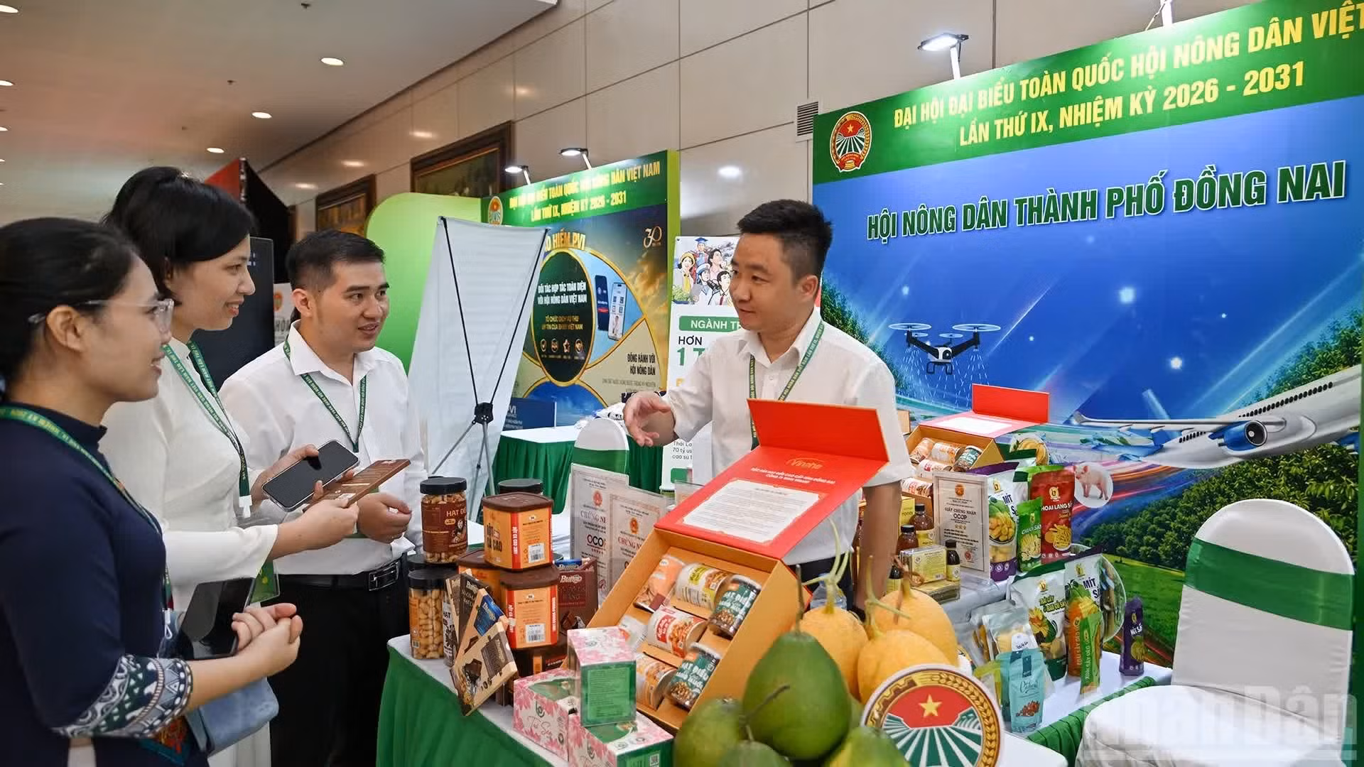 Des délégués découvrent les produits agricoles locaux au stand de l’Union des agriculteurs de la province de Dong Nai.