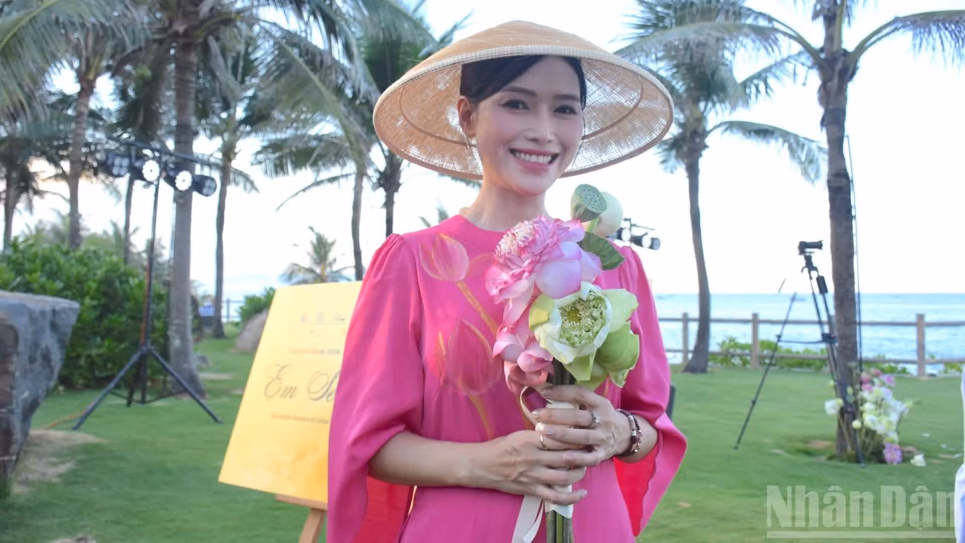 Une création mettant à l’honneur le lotus dans la collection Em Sen de la créatrice Quyen Nguyen.