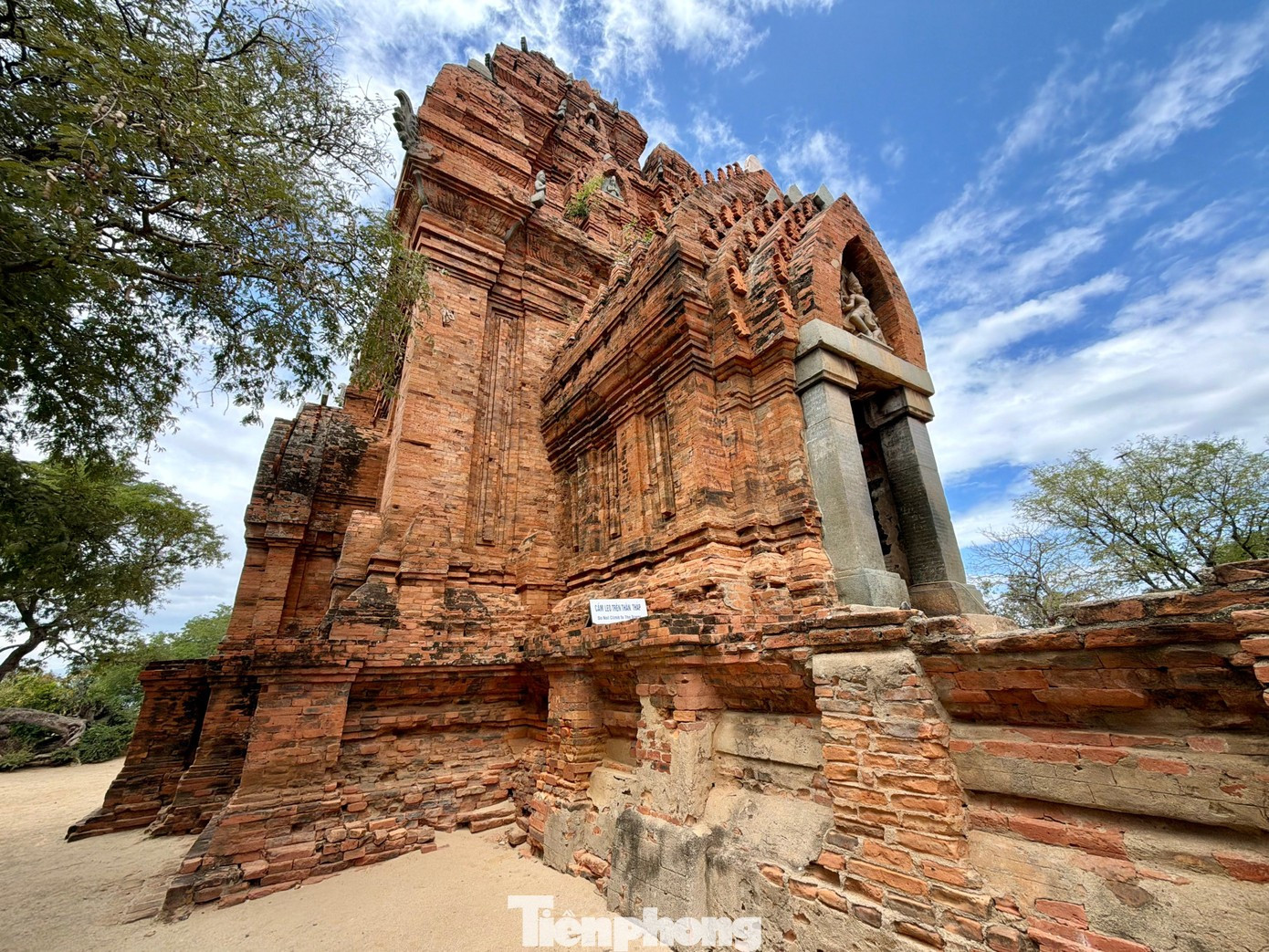 Le site comprend trois structures principales : la tour centrale (Kalan), la tour-porte, et la tour du feu.
