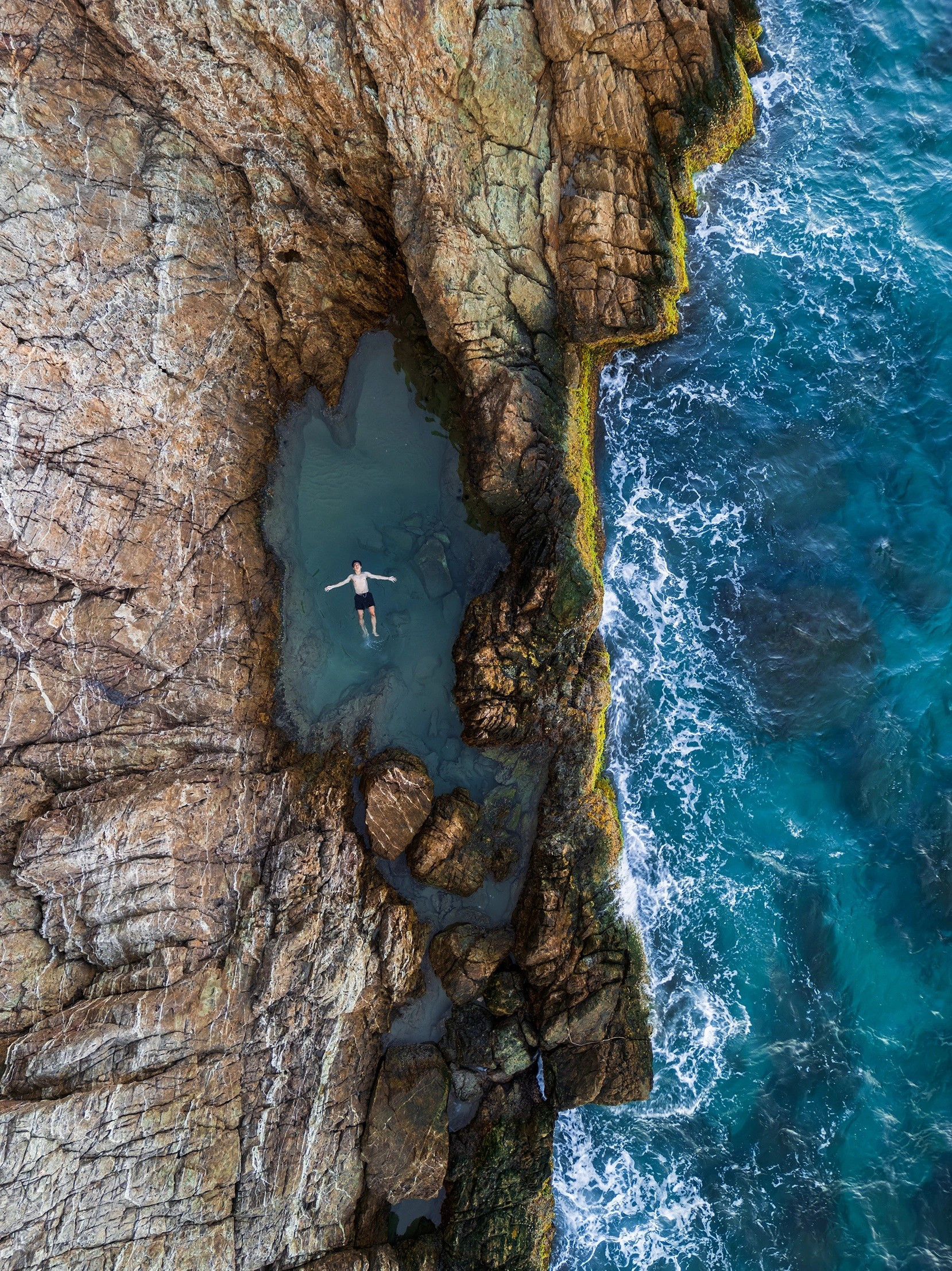 L’érosion marine et le temps ont sculpté, au bord des rochers, des vasques naturels semblables à des piscines à débordement. 6s.jpg