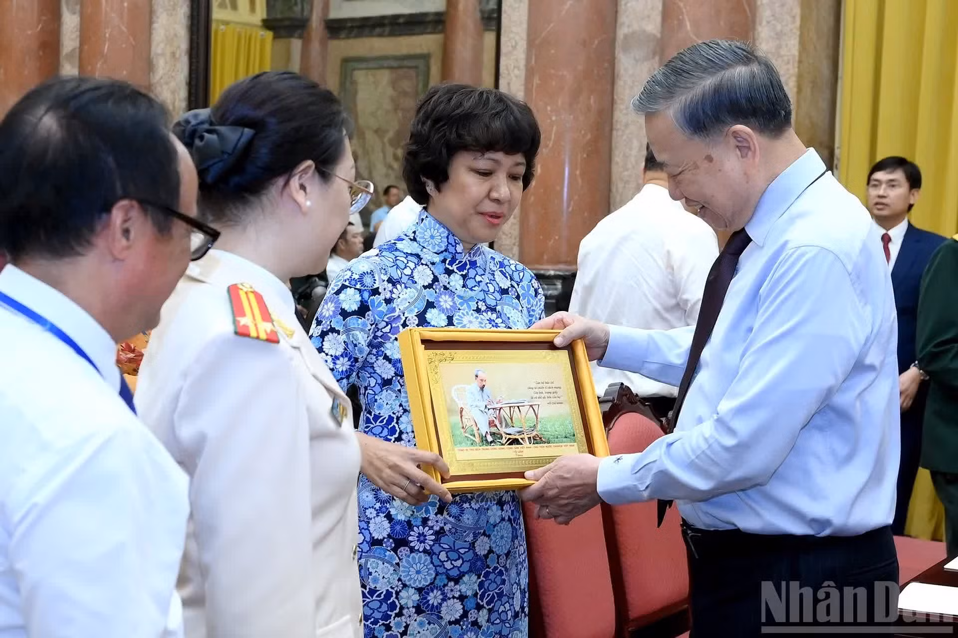 Le secrétaire général du Parti communiste vietnamien et président de la République, To Lam, remet des cadeaux commémoratifs aux journalistes distingués.