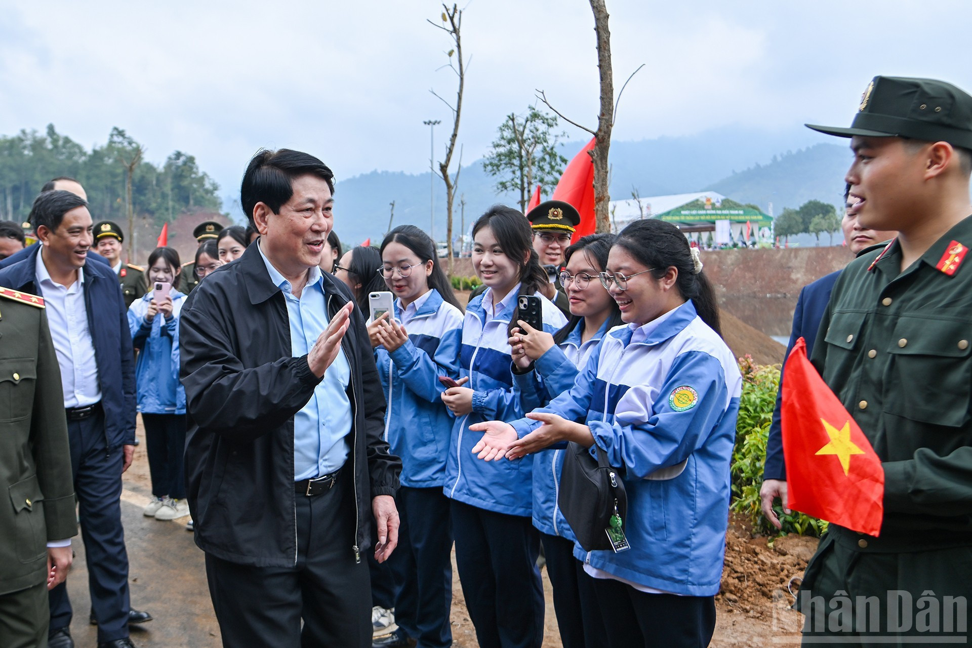 Le Président Luong Cuong échange avec la population locale à l’occasion de la cérémonie.
