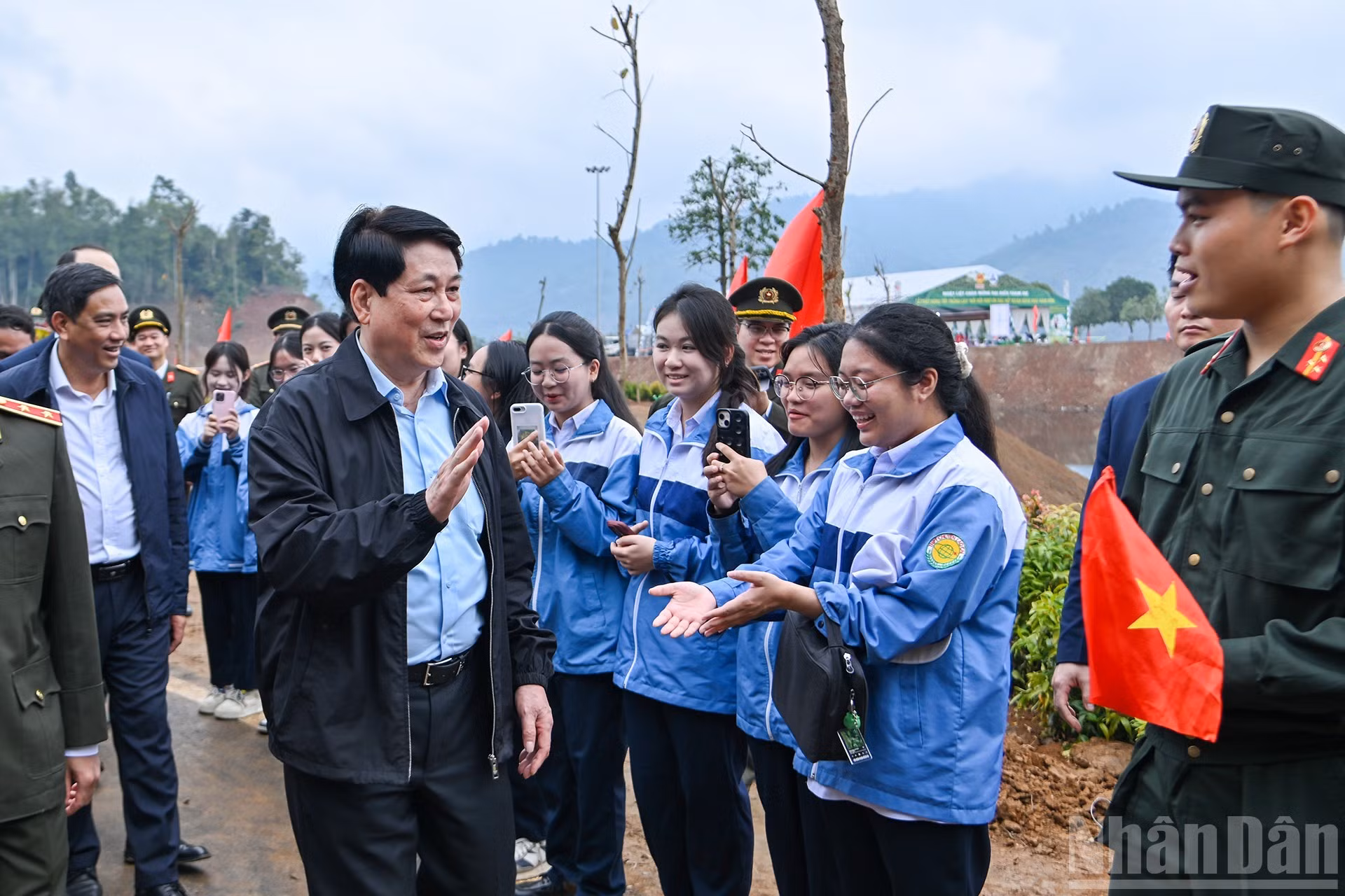 Le Président Luong Cuong échange avec la population locale à l’occasion de la cérémonie.