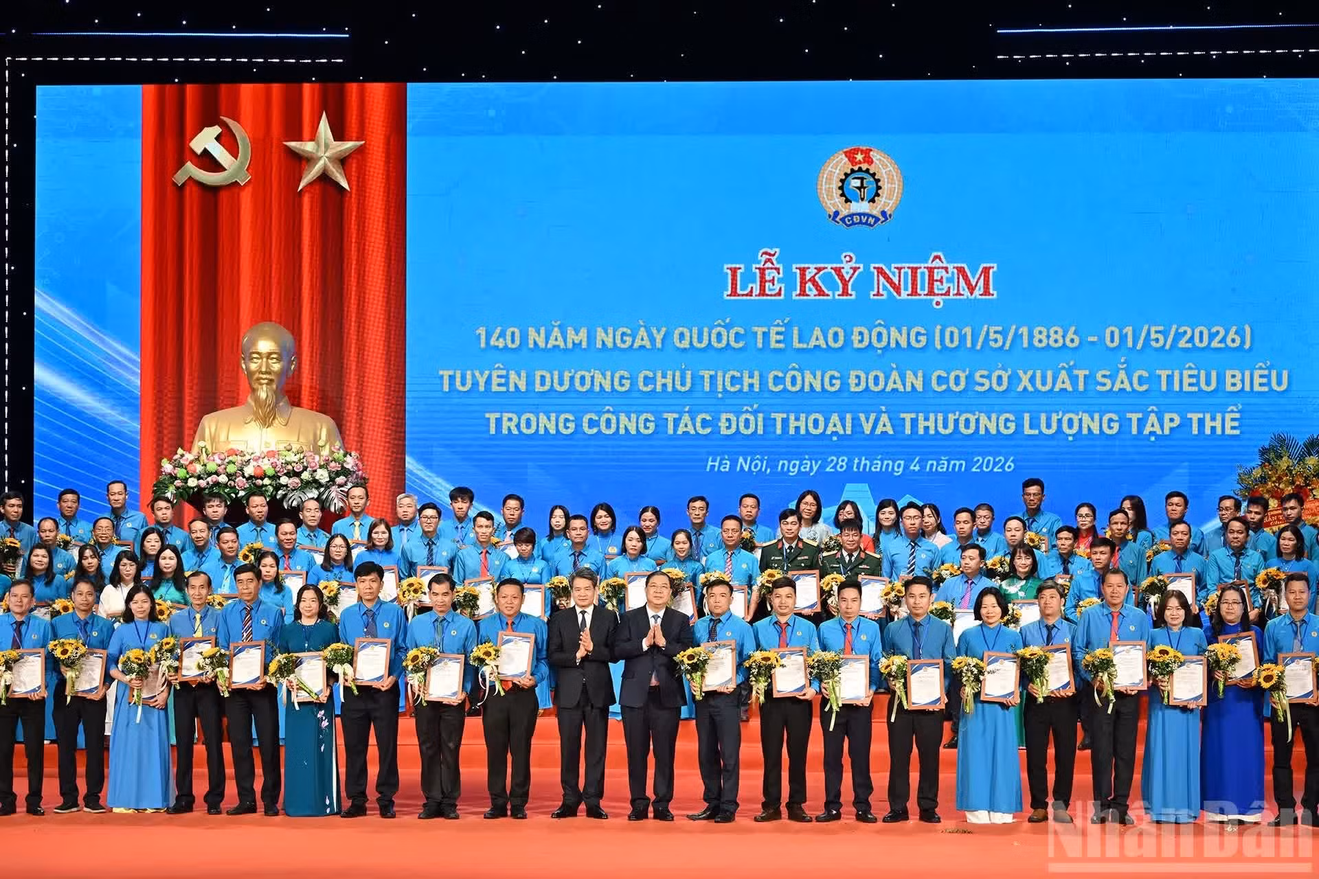 Le vice-Premier ministre permanent Pham Gia Tuc et le chef adjoint de la Commission centrale de la Propagande, de l’Éducation et de la Mobilisation des masses, Nguyen Quang Duc, remettent des distinctions à des présidents de syndicats de base exemplaires.
