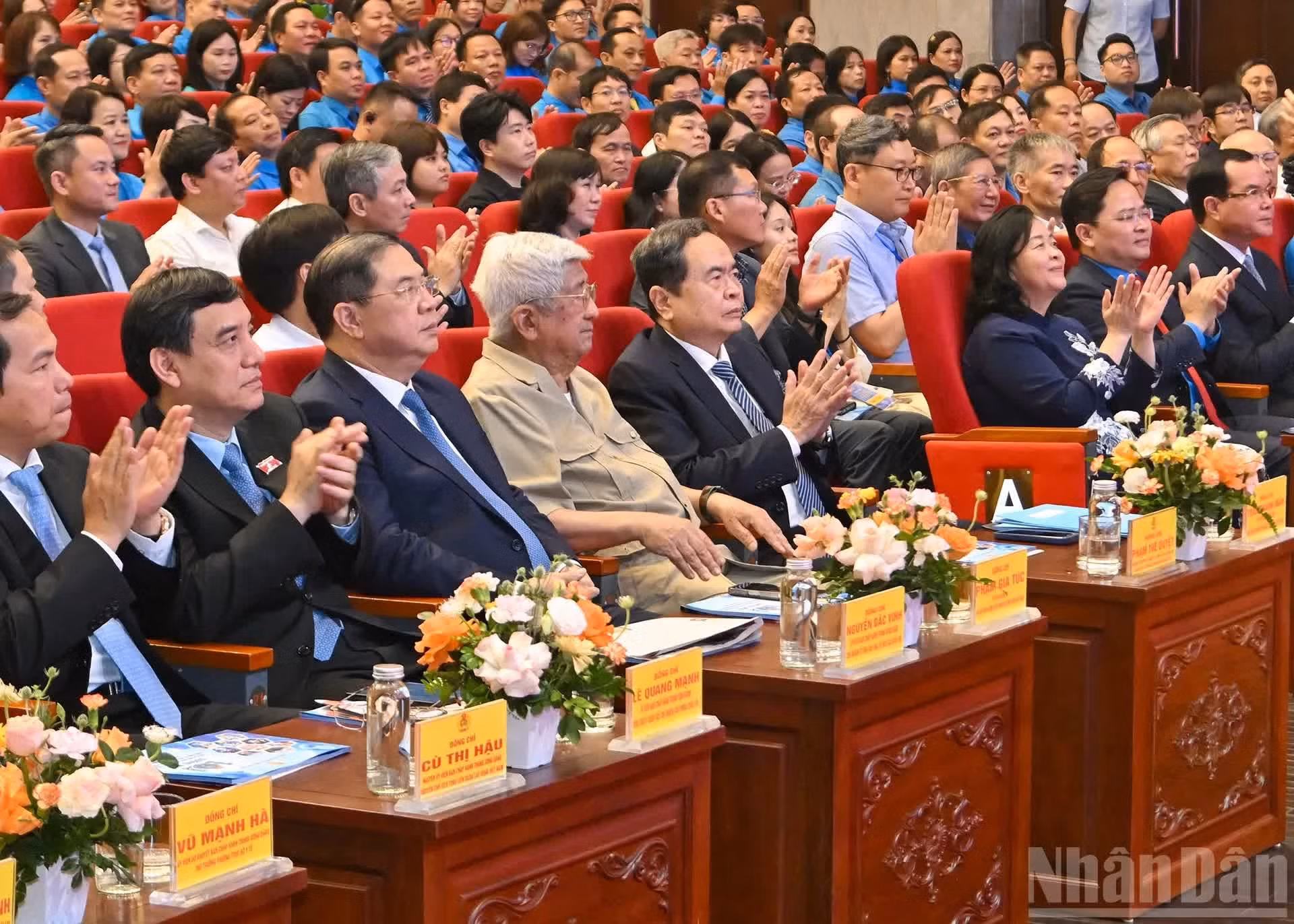 Le président de l’Assemblée nationale Tran Thanh Man et des dirigeants du Parti et de l’État lors de la cérémonie.