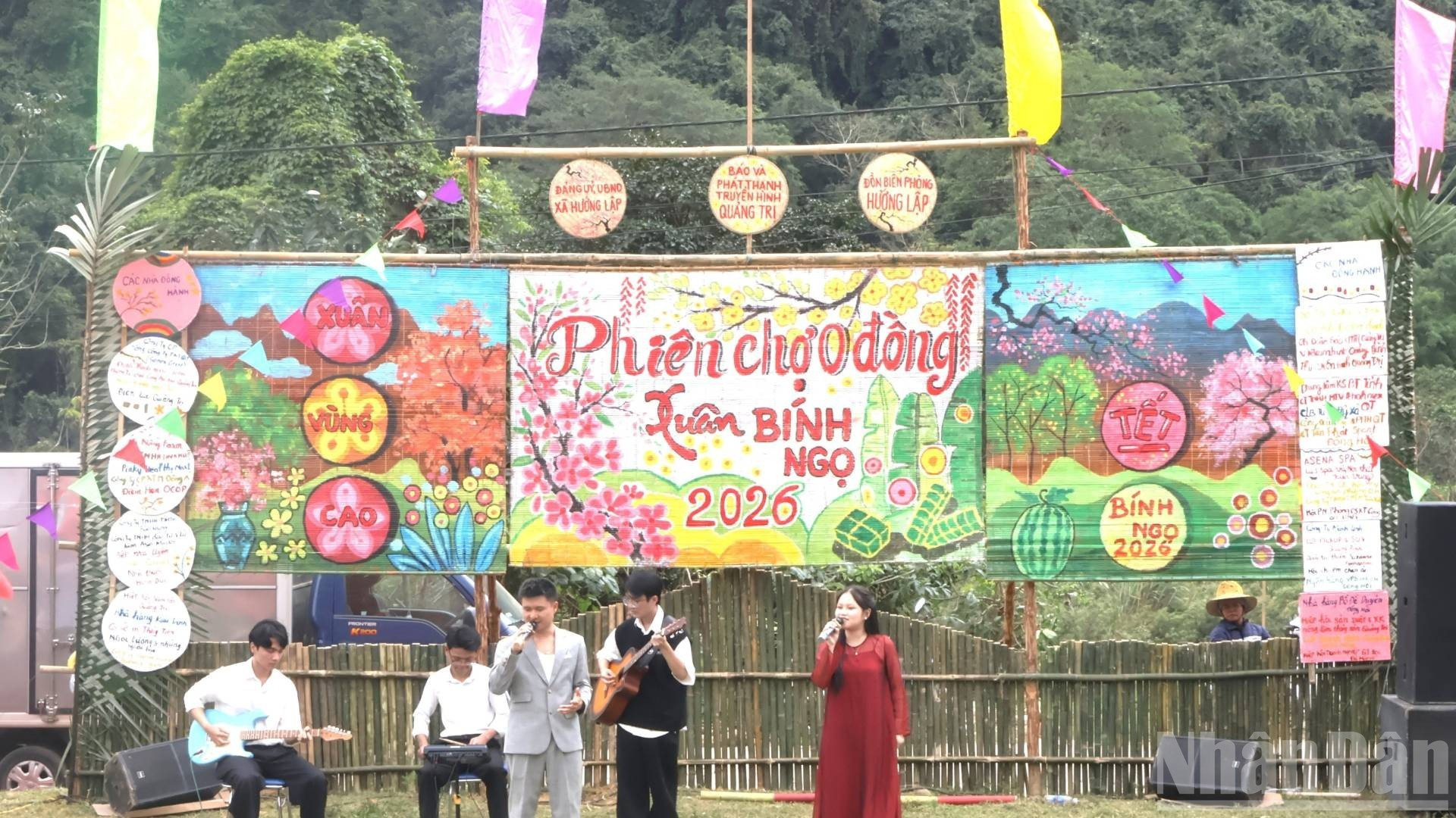 Le programme a débuté avec une prestation musicale présentée par les élèves du lycée spécialisé Vo Nguyen Giap, donnant le ton à cette journée sous le signe de la générosité.